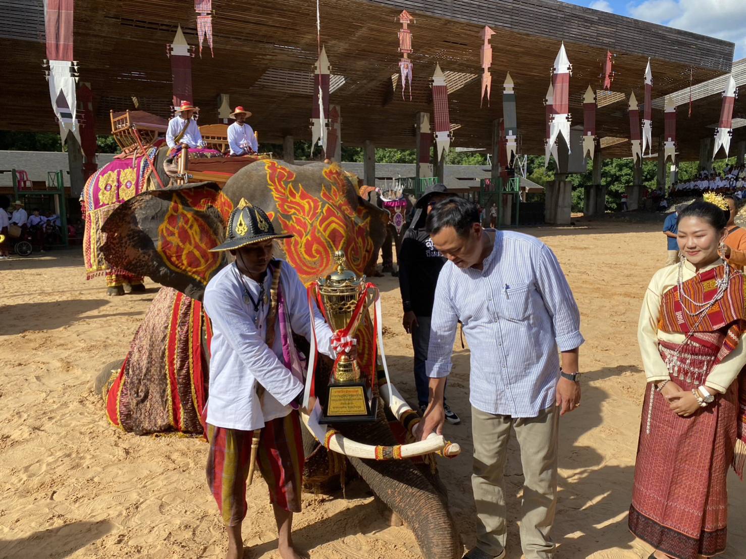 "อนุทิน" เปิดงาน "กฐินช้าง จ.สุรินทร์" ยินดี สร้างรายได้เข้าพื้นที่ ย้ำ มท. หนุนท่องเที่ยว ขยายเวลาเปิดสถานบันเทิง หวังช่วยกระตุ้นเศรษฐกิจไทย