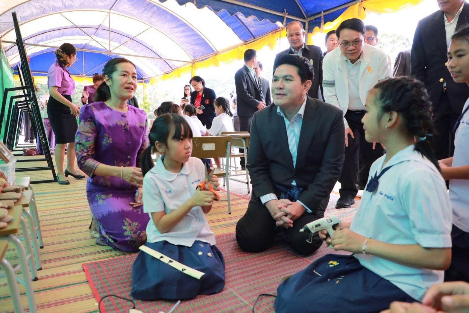 "ครูเอ" ผนึกกำลัง​ "ผู้บริหาร ศธ.-​ภาคส่วนที่เกี่ยวข้อง" ​​ลุยเยี่ยมโรงเรียนบ้านแก่งม่วง จ.เลย พร้อมรับฟังเสียงสะท้อน​-ติดตามนโยบาย "เรียนดี มีความสุข"