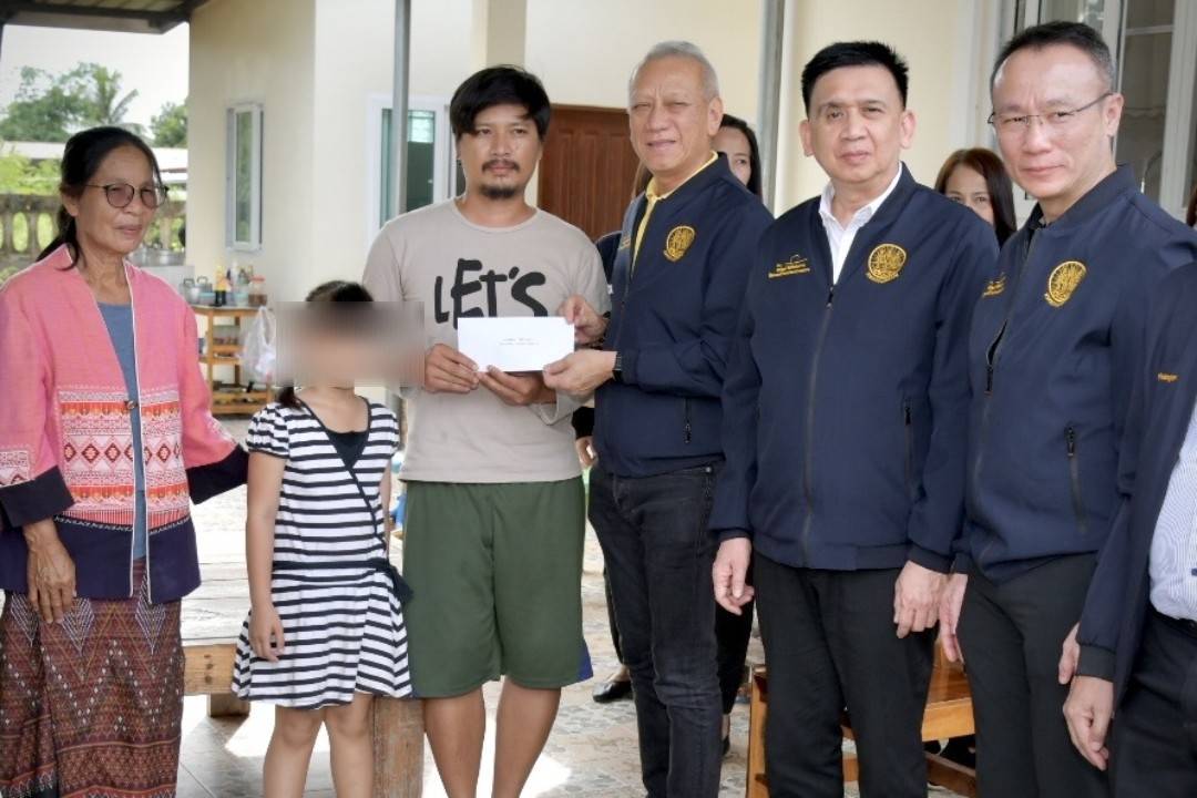 หนุ่มอุดรฯ โดนสะเก็ดระเบิดในอิสราเอลซึ้งใจ!! รมว.แรงงาน “พิพัฒน์” นำทีมรุดเยี่ยมให้กำลังใจพร้อมติดตามสิทธิประโยชน์ให้ถึงบ้าน