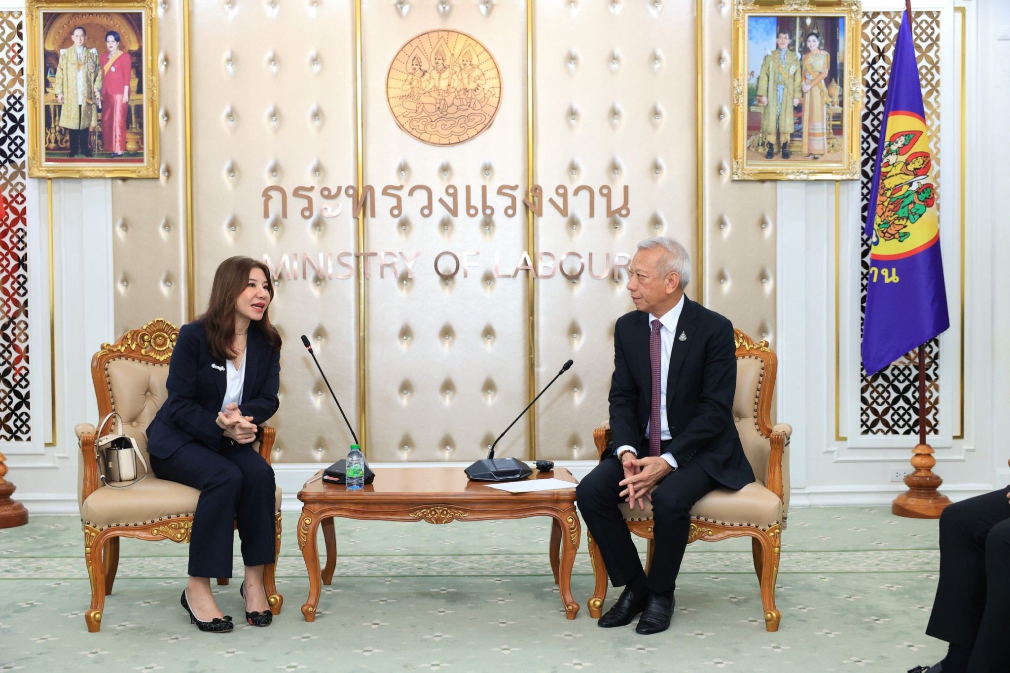 สุดล้ำ!! "พิพัฒน์" รมว.แรงงาน หารือ กูเกิ้ล สร้างแชทบอท AI หางานสู่ตลาดโลกฝ่าย IT ก.แรงงาน เด้งรับลูก นำแพลตฟอร์มใหม่ เสริมแกร่ง