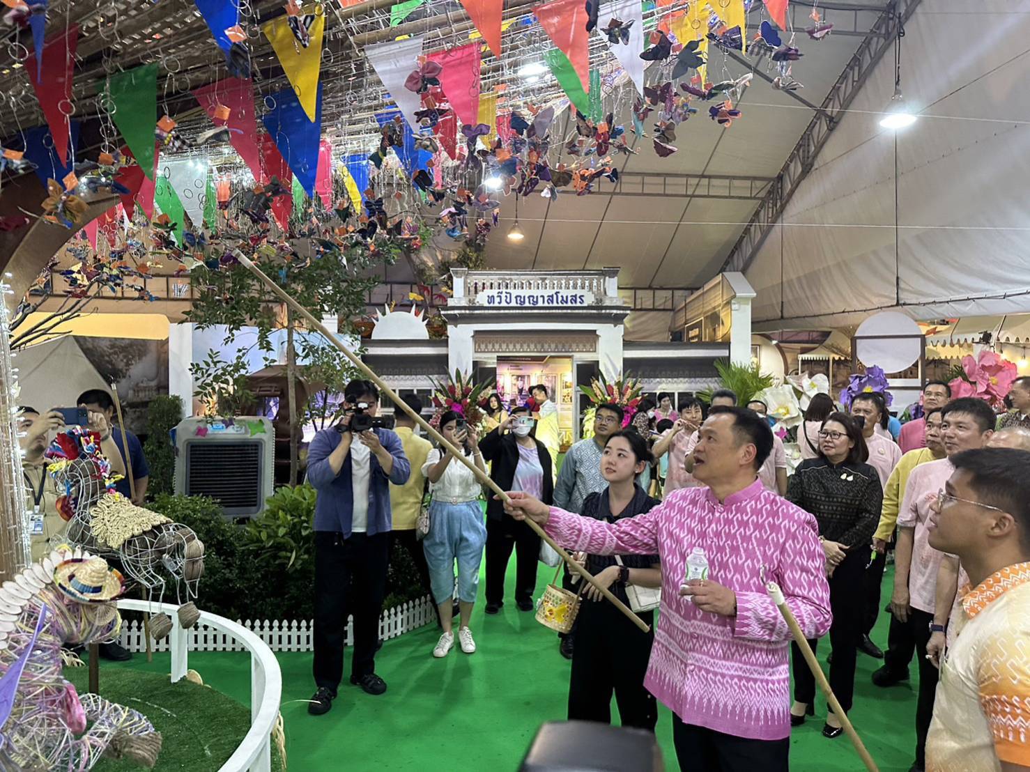 “อนุทิน” เดินงานกาชาด ไทยแลนด์ เฟสติวัล ชวนประชาชน ร่วมกิจกรรม สนับสนุนสินค้า OTOP