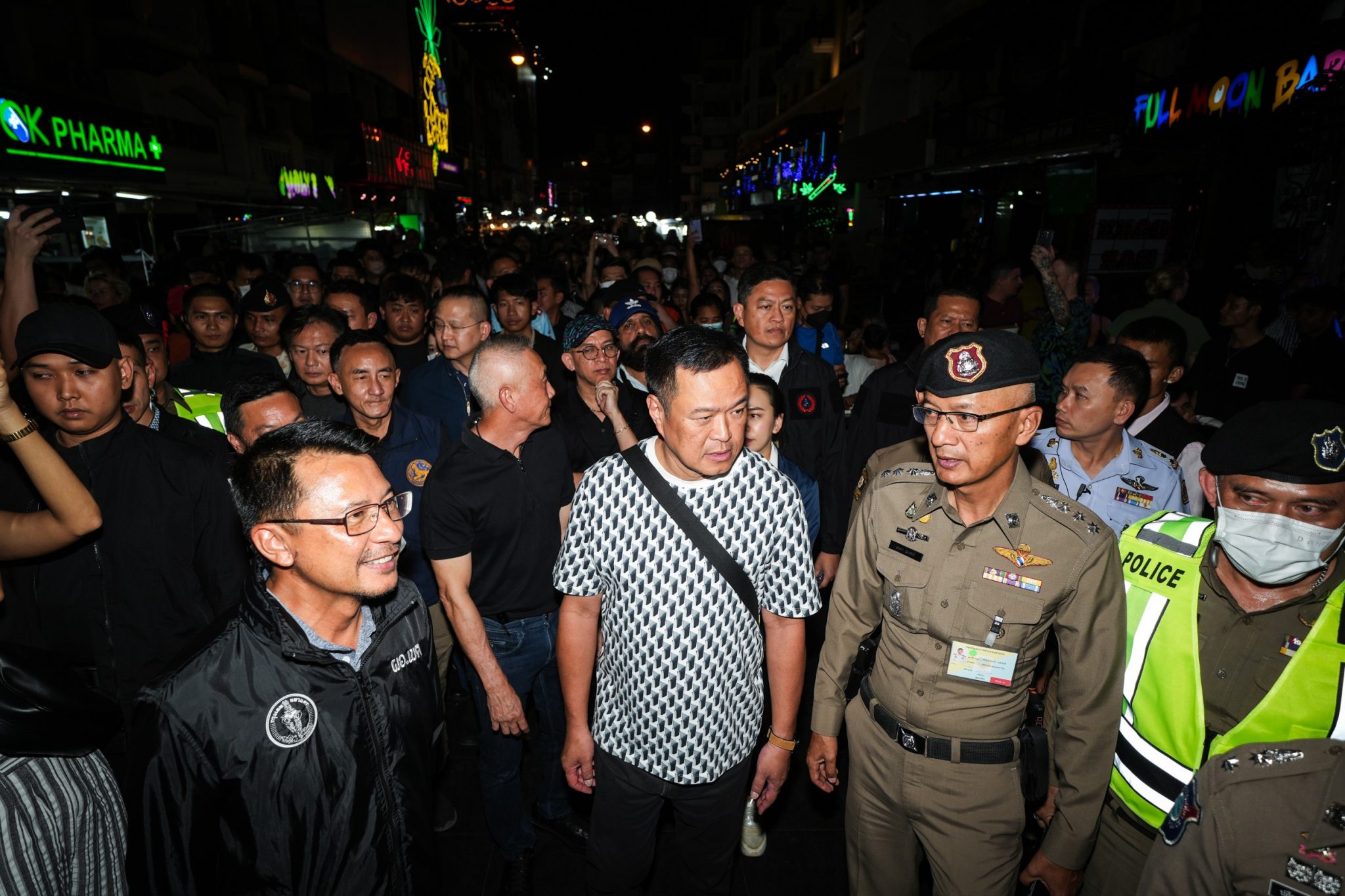 “อนุทิน” นำทีมฝ่ายปกครอง กทม. ตำรวจ ตรวจถนนข้าวสาร วันที่ 2 เปิดผับตี 4 พอใจทุกฝ่ายให้ความร่วมมือ แง้ม หากไร้ปัญหา ไม่มีความวุ่นวาย อาจขยายพื้นที่โซนนิ่ง