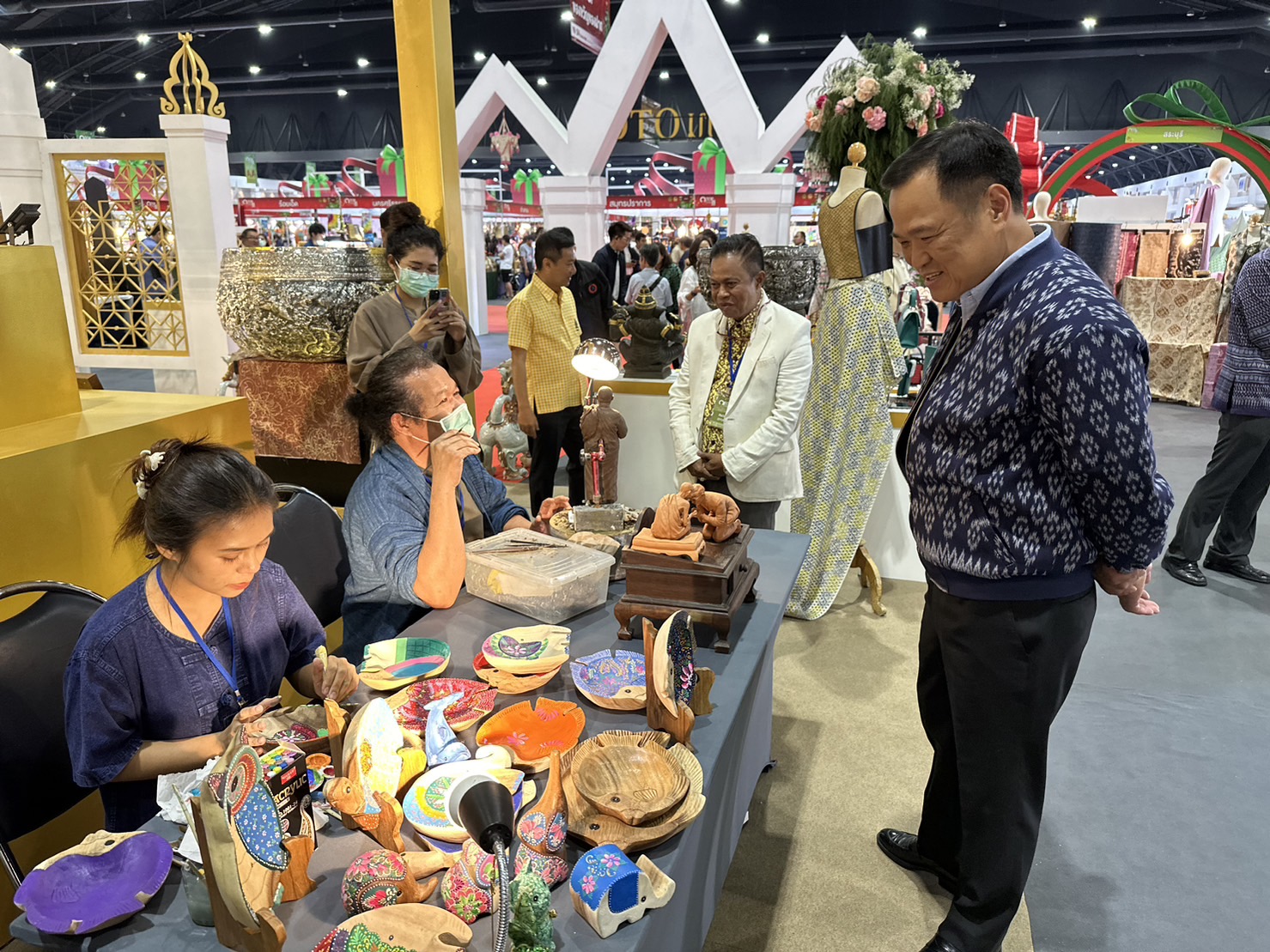 มท.1 ปลื้ม OTOP City 2023 วันแรก เงินสะพัดแล้วกว่า 72 ล้านบาท พร้อมแวะชิมอาหารโซน OTOP ชวนชิม และเชิญชวนประชาชนร่วมชม ช้อป ชิม เช็คอิน งาน OTOP City 2023 ตั้งแต่วันนี้ถึงวันที่ 24 ธันวาคม 2566 ที่อิมแพค เมืองทองธานี