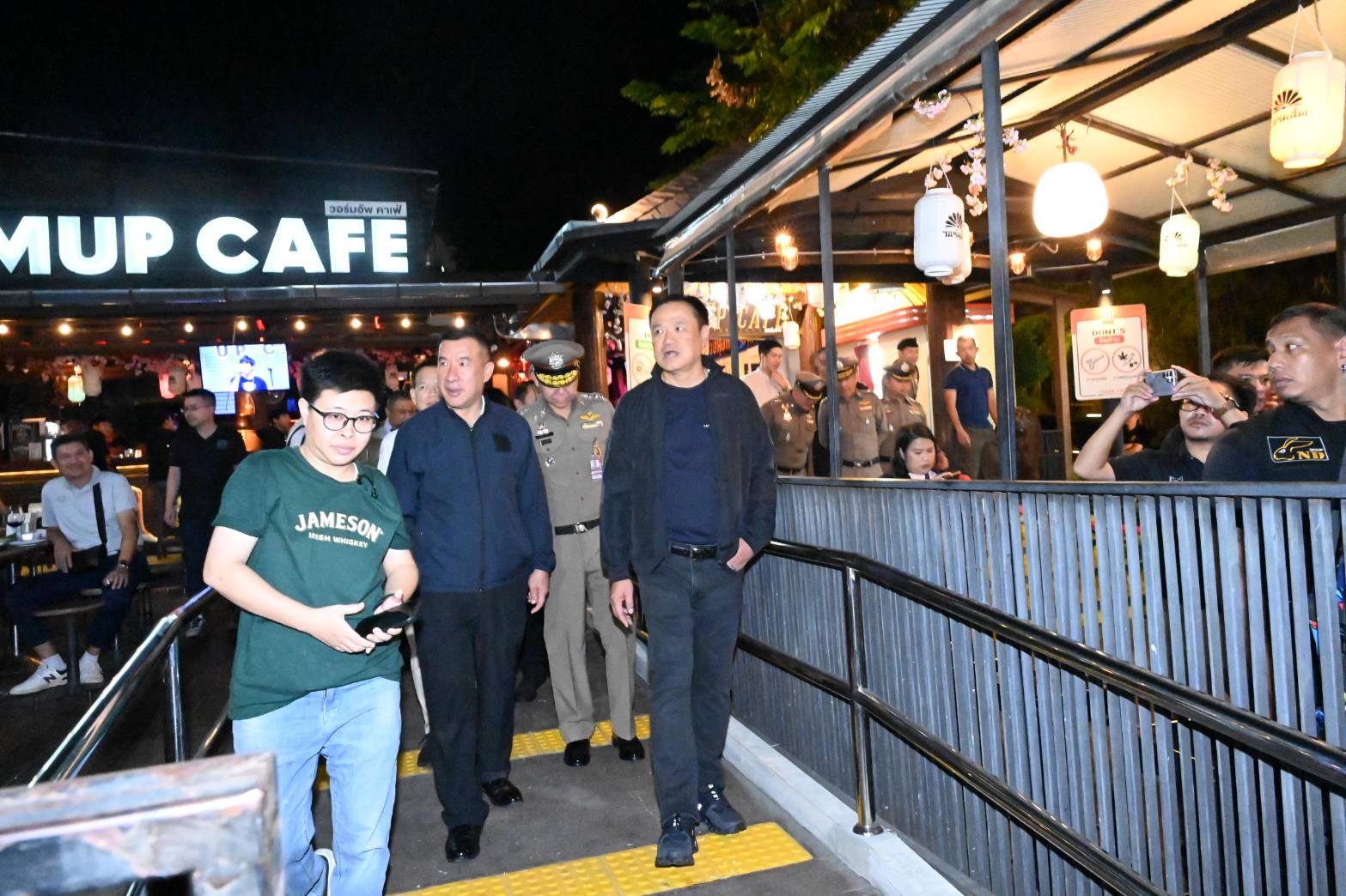 "อนุทิน" ลงพื้นที่ "เชียงใหม่" ตรวจความเรียบร้อย รับนโยบายปิดสถานบริการตี 4 พอใจผลตอบรับ ผู้ประกอบการ- นักท่องเที่ยวอยู่ในระเบียบ ย้ำ ใครฝ่าฝืน โดนโทษหนัก ย้ำ เป้าหมาย กระตุ้นเศรษฐกิจ ทางตรง ทางอ้อม ได้อานิสงส์