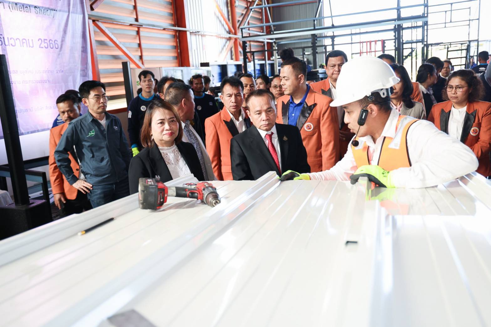 "อารี ไกรนรา" เปิด Up Skill แรงงาน ช่างเมทัลชีท ฝีมือเด่น หลักสูตรฝึกอบรมติดตั้งหลังคา และผนังเมทัลชีท ค่าจ้างทะลุแรงงานขั้นต่ำ สูงถึง 450-500 บาทต่อวัน