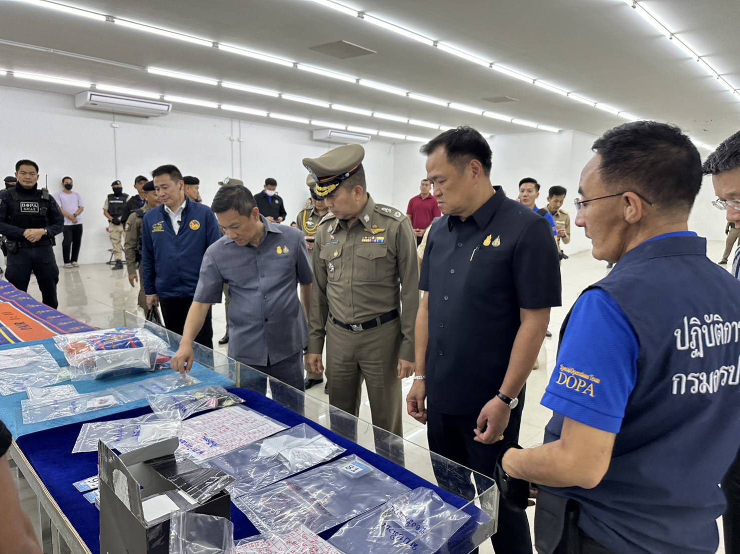 “อนุทิน” นำกำลังทลายบ่อน “โคราช” สอบผู้ต้องสงสัย หวังทลายยกแก๊ง