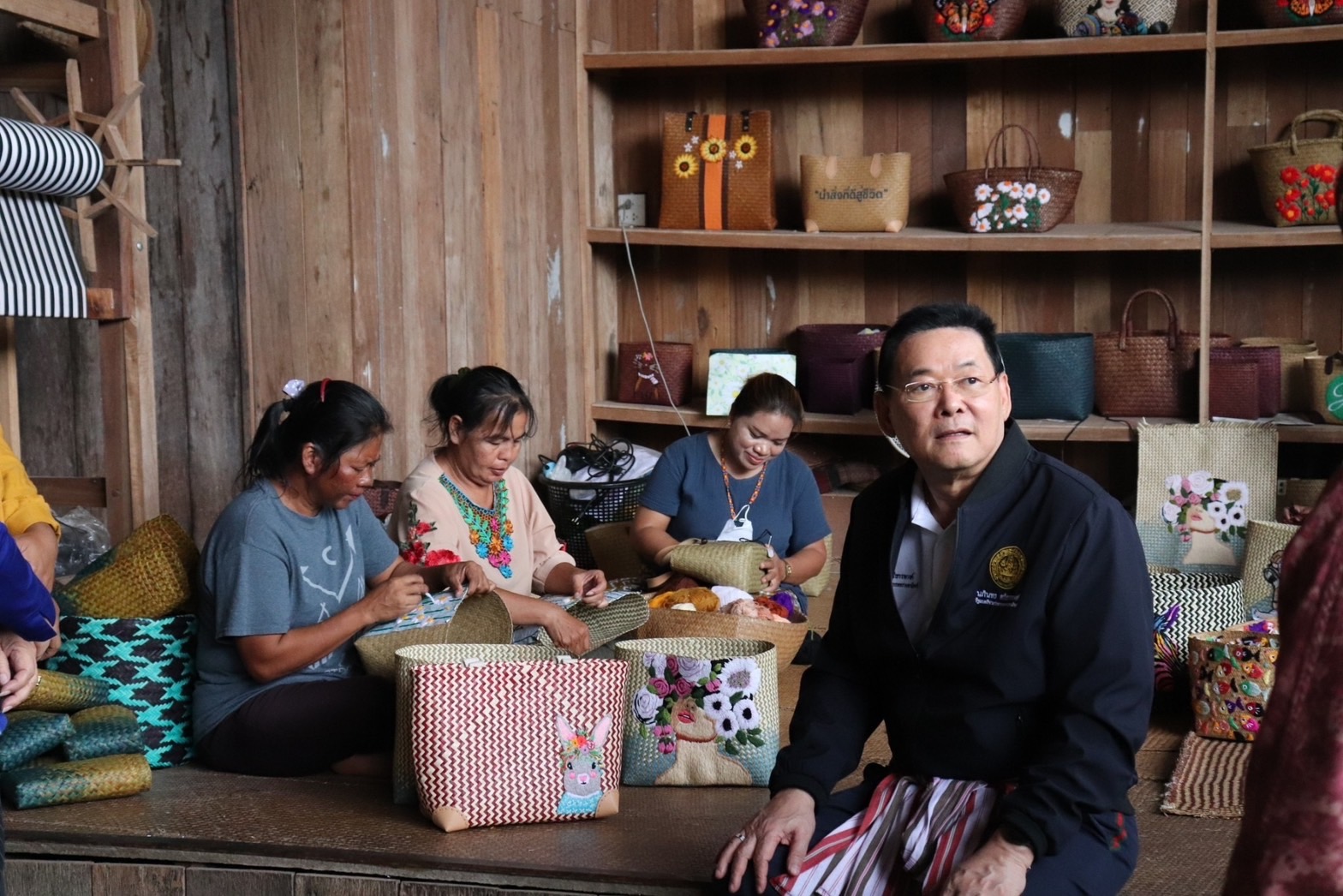 "รมช.นภินทร" ลงใต้ เพิ่มตลาดขายกระจูด “วรรณี” วิสาหกิจ-หมู่บ้านทำมาค้าขาย ทั้งใน และต่างประเทศ