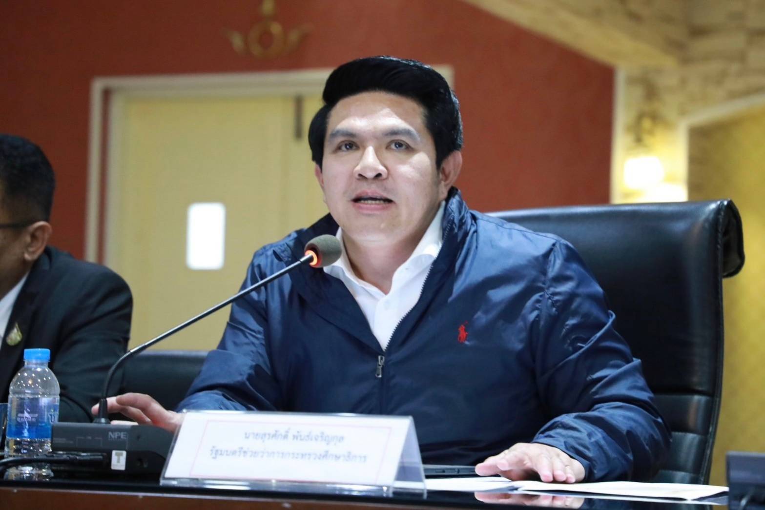 “รมช.สุรศักดิ์” ห่วง สถานการณ์น้ำท่วมภาคใต้ สั่ง สพฐ. ดูแลสถานศึกษาที่ได้รับผลกระทบ พร้อมติดตามสถานการณ์ใกล้ชิด ย้ำ เน้นความปลอดภัย ครู นักเรียน บุคลากรทางการศึกษาเป็นสำคัญ ลั่น ปิดสถานศึกษาให้อยู่ในดุลยพินิจของผู้บริหารสถานศึกษา