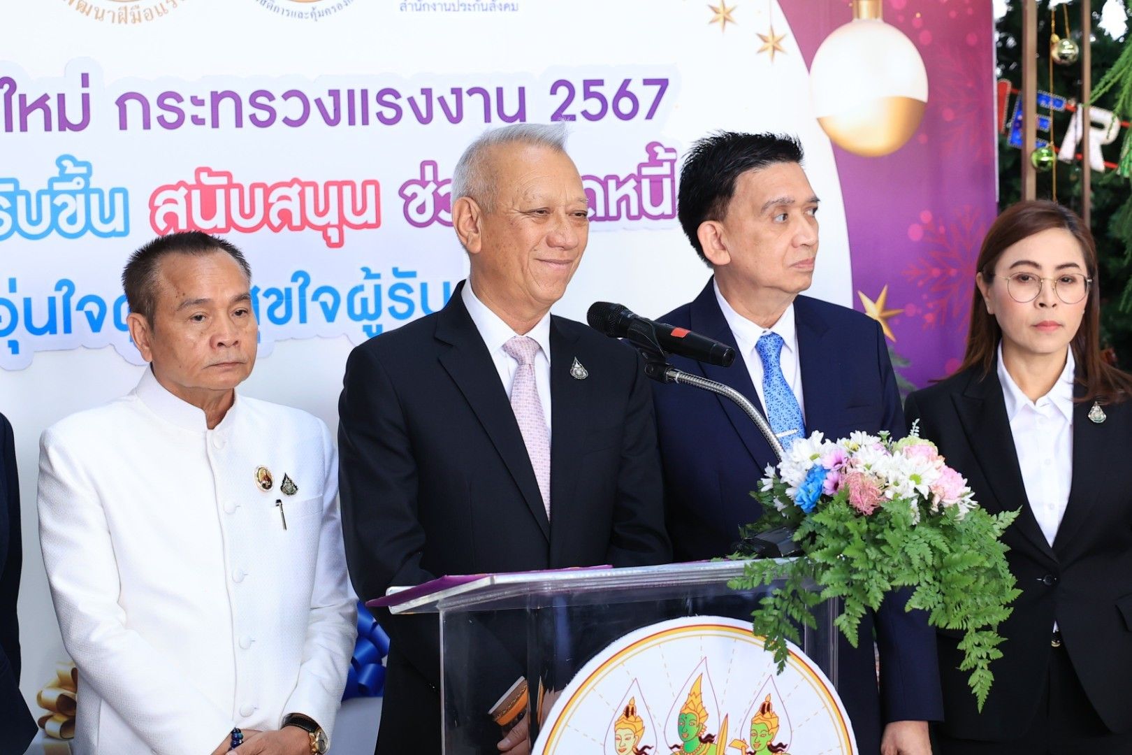 ‘พิพัฒน์’จัดเต็ม มอบของขวัญปีใหม่ 2567 ให้แรงงาน 11 ชิ้น ชูแคมเปญ เพิ่ม ฟรี ปรับขึ้น สะดวก ช่วยปลดหนี้ “อุ่นใจผู้ให้ สุขใจผู้รับ” พร้อม Kick Off ตรวจเช็คยานพาหนะที่ใช้เดินทางช่วงเทศกาลปีใหม่ ตรวจเช็คให้ฟรี ขับขี่ปลอดภัย ใส่ใจทุกเส้นทาง