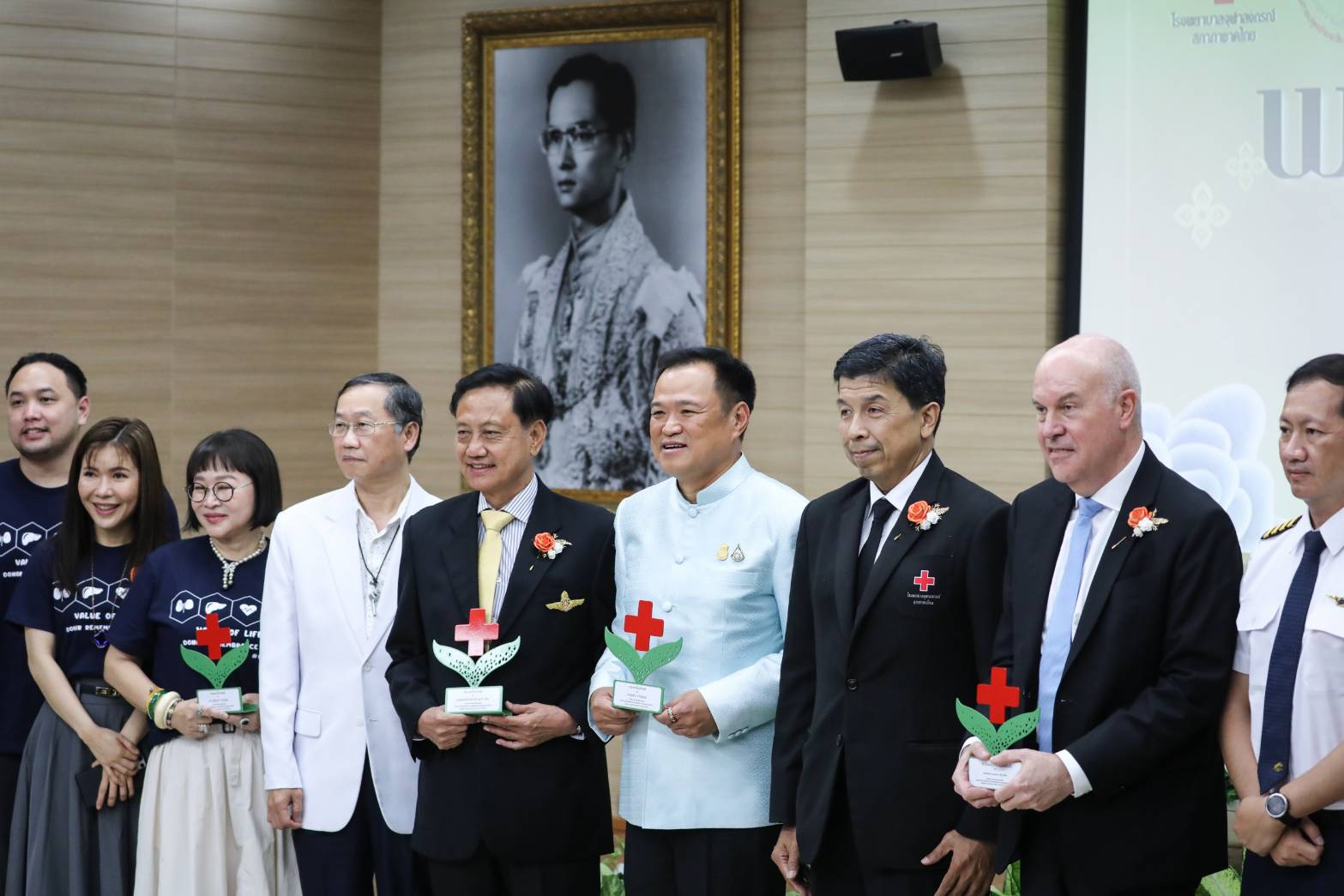 “อนุทิน” รับโล่ขอบคุณจาก “สภากาชาดไทย” เชิดชูภารกิจ “หัวใจติดปีก” ขอบคุณทีมแพทย์และผู้เกี่ยวข้อง ช่วยเหลือภารกิจจนสำเร็จลุล่วง ประกาศทำภารกิจจนไม่เหลือแรง