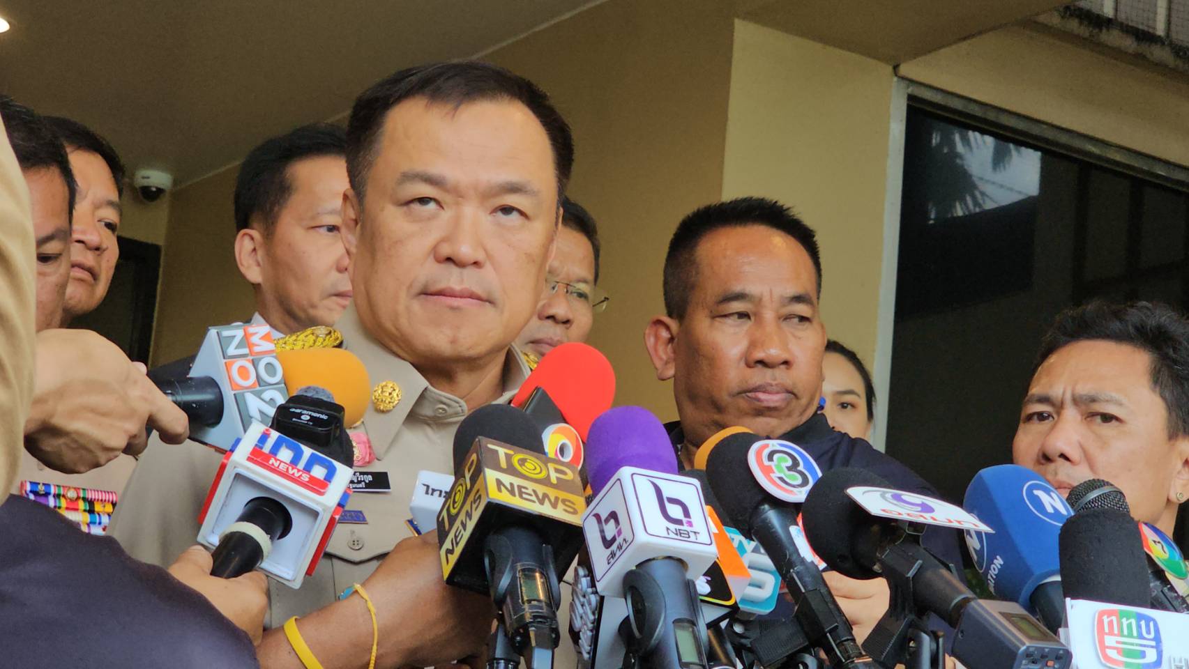 “อนุทิน” สั่งนายอำเภอ-ผกก.ไกล่เกลี่ย ปมลูกหนี้แค้นขับรถชนเจ้าหนี้เสียชีวิต ขู่ จ่ายดอกเกินต้นควรจบ ชี้โทษภาษีหนักกว่าเงินต้นหลายเท่า แถมผิดอาญาด้วย เร่งดูกฎหมาย ดึงหนี้นอกระบบเข้าในระบบได้หรือไม่