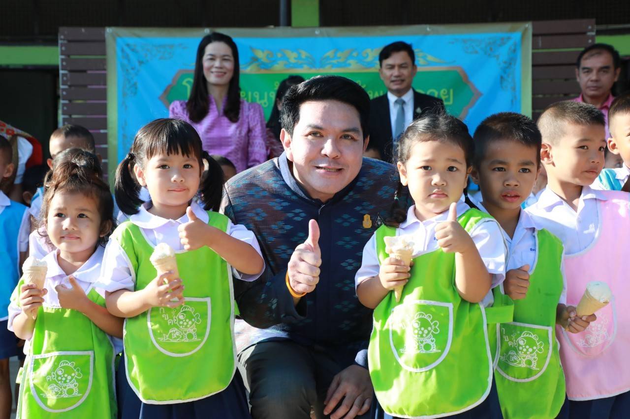 “รมช.สุรศักดิ์” ฟิตต่อเนื่อง ลงพื้นที่ตรวจเยี่ยมโรงเรียนบ้านป่าไม้พระฉาย พร้อมร่วมเข้าแถวเคารพธงชาติกับนักเรียน-แจกไอศกรีม ก่อนเป็นประธานเปิดงานมหกรรมวิชาการสานพลัง “จับมือไว้ แล้วไปด้วยกัน” ที่ โรงเรียนอนุบาลสระบุรี