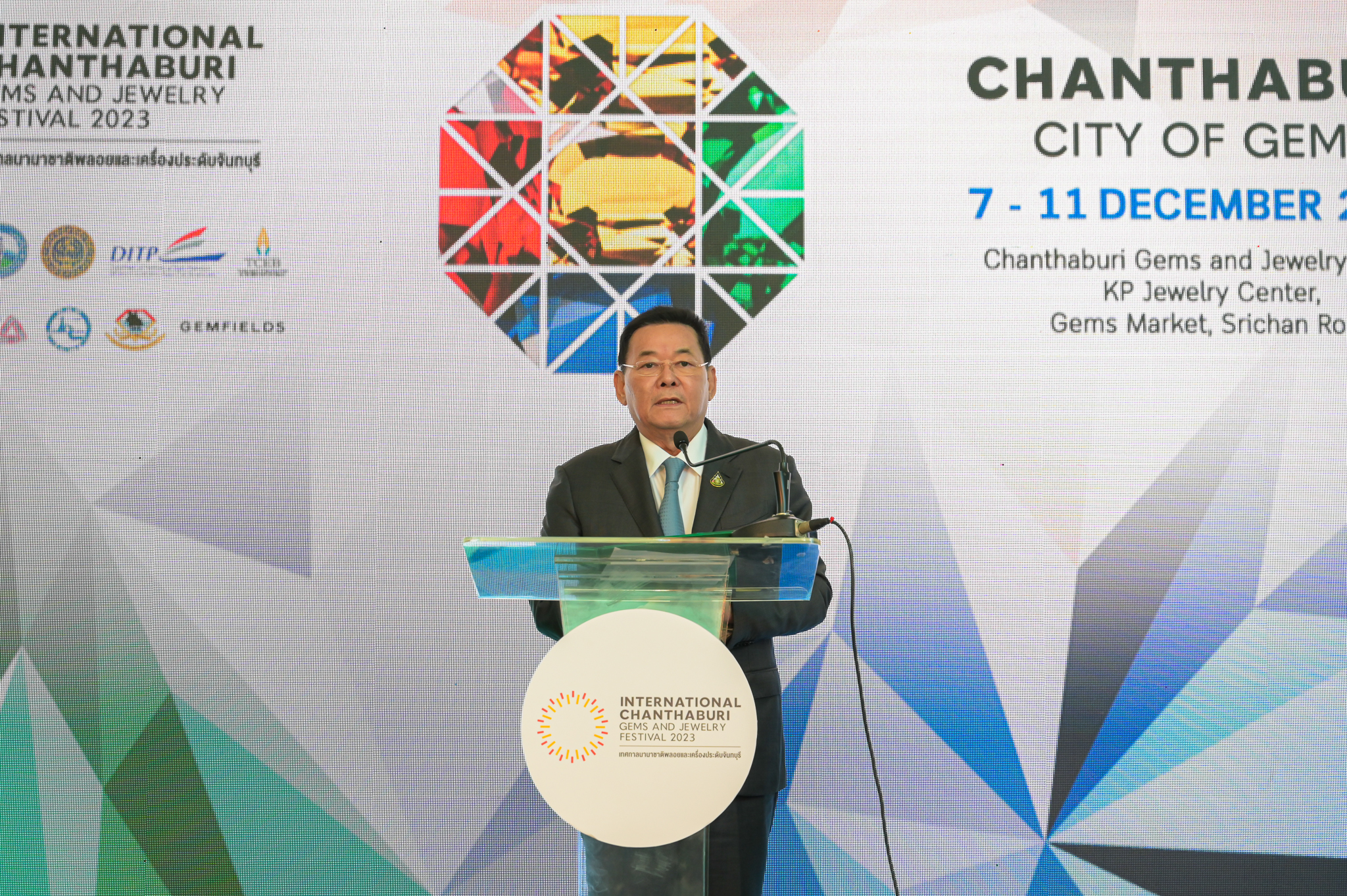 รมช.พาณิชย์ "นภินทร" จับมือ จ.จันทบุรี เปิดงานอย่างยิ่งใหญ่ ฉลอง 4 ปีแห่งความสำเร็จ เทศกาลนานาชาติพลอย และเครื่องประดับจันทบุรี ตอกย้ำการเป็น “นครอัญมณีโลก” พร้อมหนุน การสร้างงาน สร้างอาชีพ สร้างรายได้