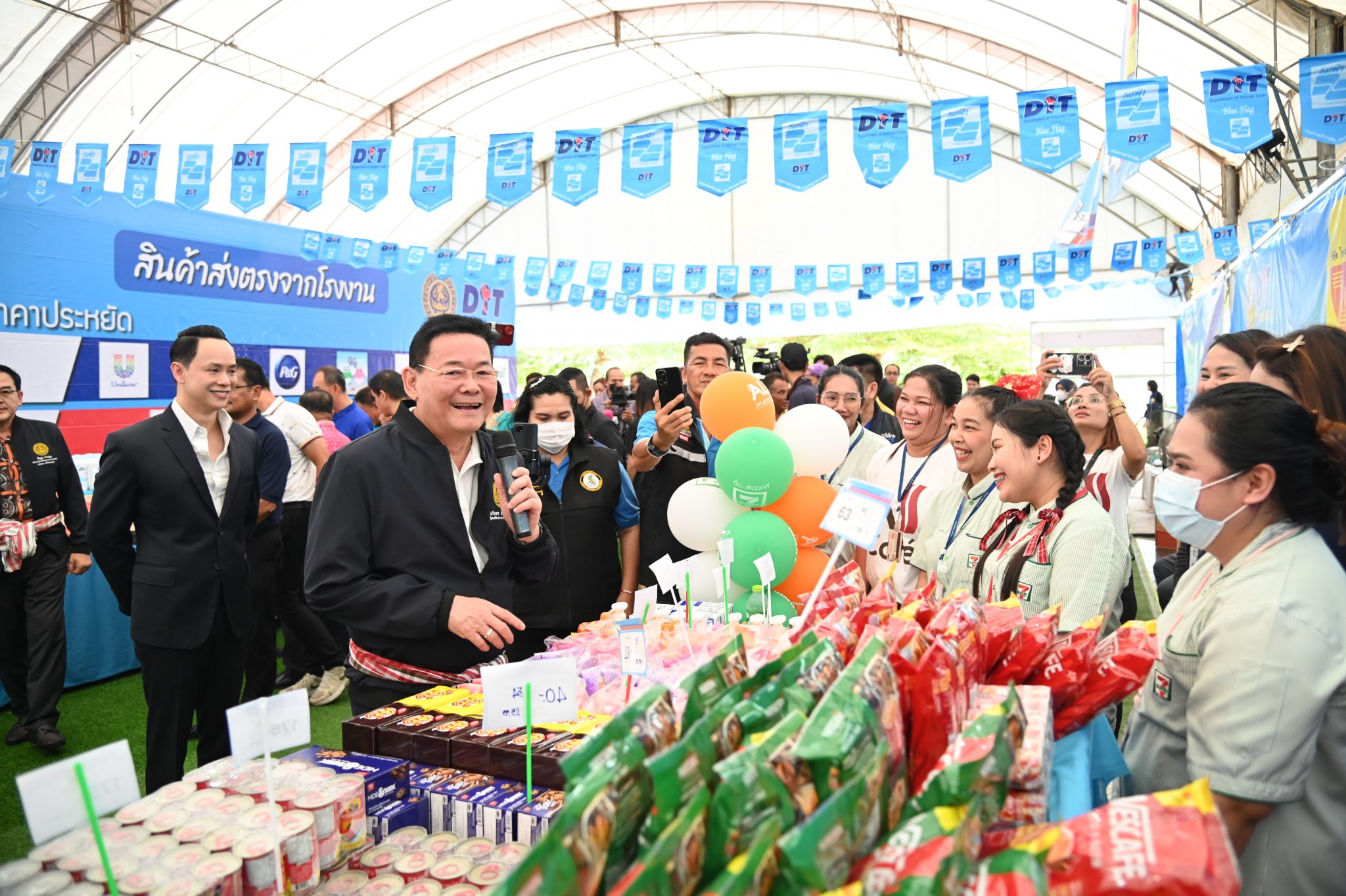 “นภินทร” ลุยใต้ ยกทัพพาณิชย์ จัดธงฟ้า ขายสินค้าราคาถูก ลดจุกๆ สูงสุดกว่า 60% ช่วยค่าครองชีพชาวพัทลุง และจังหวัดใกล้เคียงช่วงปีใหม่.