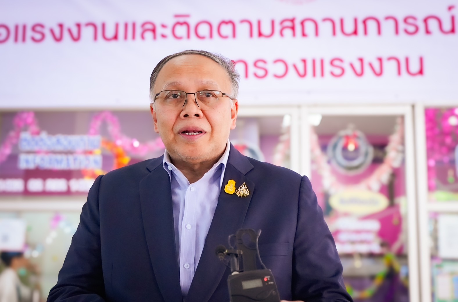 ผู้ช่วยฯ รมว.แรงงาน “สิรภพ ดวงสอดศรี” ให้กำลังใจแรงงานไทยจากอิสราเอล ลงทะเบียนรับเงินเยียวยา 5 หมื่นบาท พบ แรงงานบางราย รับค่าจ้างไม่ครบ เร่งให้เจ้าหน้าที่ประสานงานด่วน