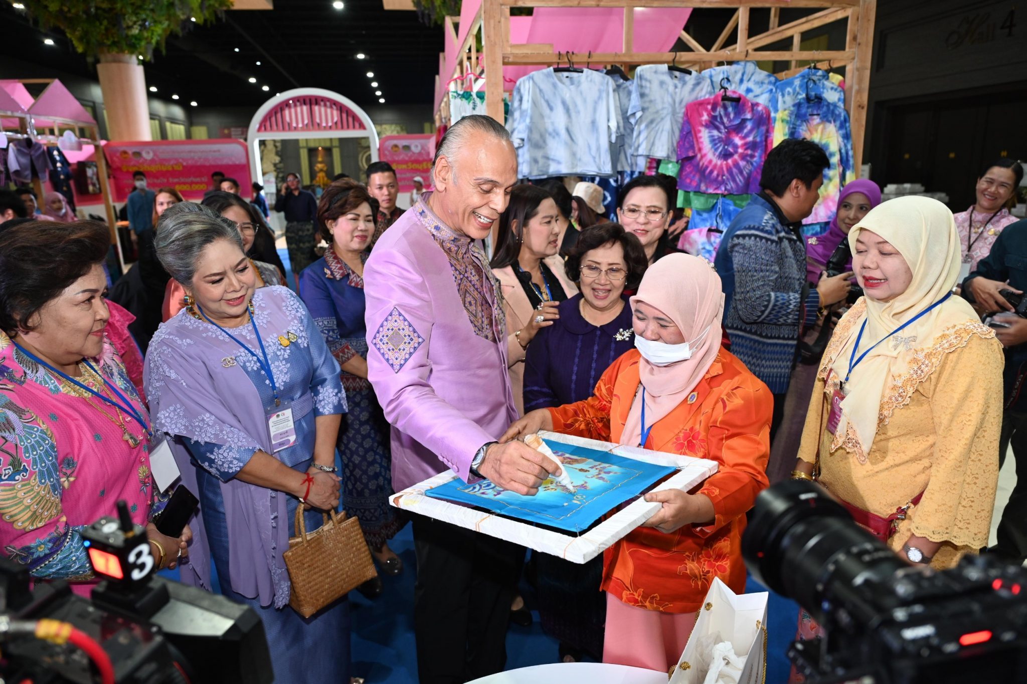 "ชาดา" เปิดงานกองทุนพัฒนาบทบาทสตรี เสริมความรู้ด้านการพัฒนาผลิตภัณฑ์ และการตลาด เพื่อพัฒนาเศรษฐกิจชุมชนสู่ความอุดมสมบูรณ์พูนสุขอย่างยั่งยืน