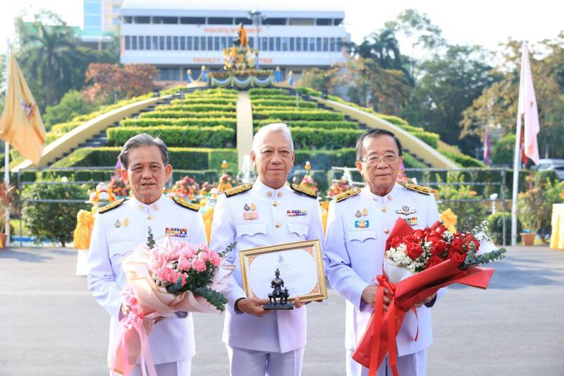 รมว.แรงงาน “พิพัฒน์” รับรางวัลศิษย์เก่าดีเด่น นำความรู้ปรับใช้พัฒนาสังคม และประเทศ ในวันพ่อขุนรามคำแหงมหาราช