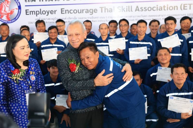ช่างเชื่อมไทยฮอต!! ตลาดอุตสาหกรรมต่างประเทศ ทุ่มค่าจ้าง มีความต้องการสูง รมว.แรงงาน พิพัฒน์ มอบใบการันตีช่างฝีมือ ป้อนส่งโกอินเตอร์