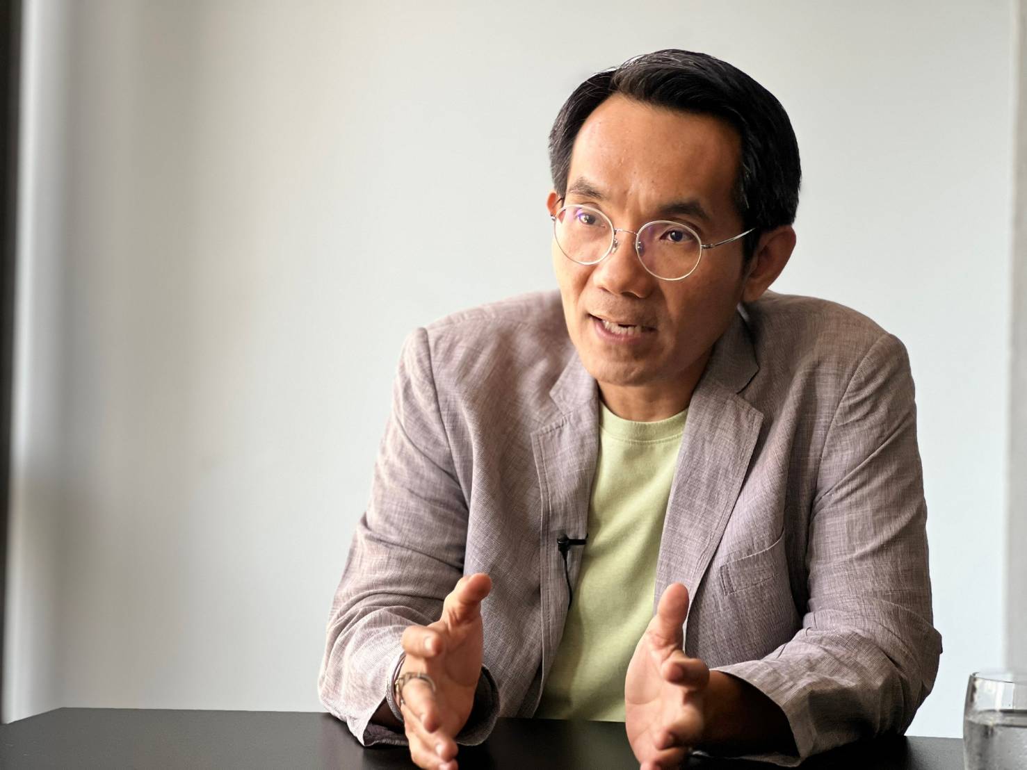 “ศิลปินนักบริหาร” ! “โอฬาร” ชม “อนุทิน” คุมกระทรวงใหญ่ได้ดี มีผลงานจับต้องได้