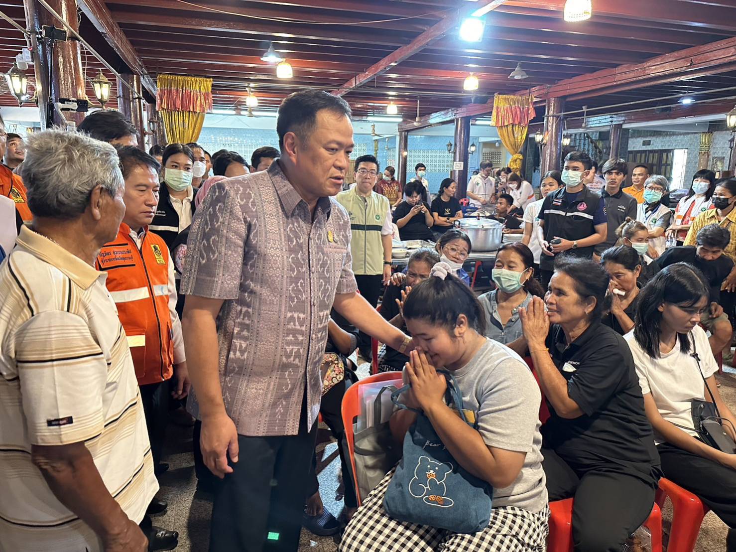 “อนุทิน” ลงพื้นที่ “วัดโรงช้าง” สั่ง “ดูแล” บุตร-ธิดา เหยื่อพลุระเบิด