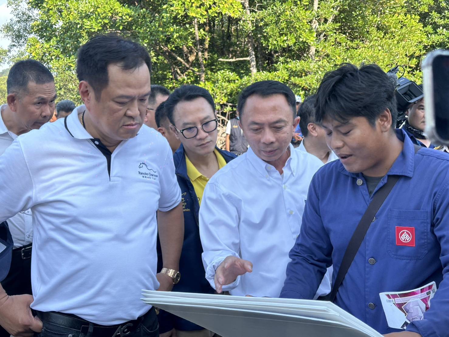 ไม่รอช้า ! “อนุทิน” นำคณะ มท.ลงพื้นที่เกาะพยาม แก้ปัญหา สะพานพัง กระทบ นร.เดินทาง ล่าสุด วางมาตรการช่วยเหลือ 2 ระยะ นับหนึ่งจากสะพานโป๊ะ เรือยางรับส่ง ก่อนลุยสร้างสะพานถาวร