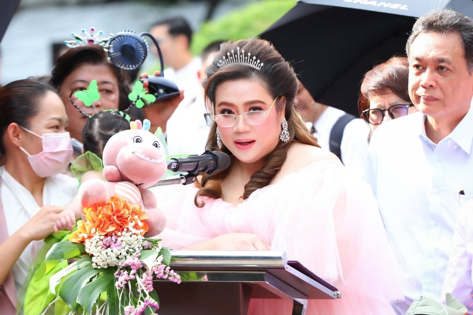 เริ่มแล้ว!!! ถนนสายวิทยาศาสตร์ รับวันเด็กแห่งชาติ 67 “ศุภมาส” เปิดงาน ชี้อยากให้ทุกวันคือวันเด็ก พร้อมให้ความสำคัญกับเด็กทุกช่วงวัย ขณะที่นักเรียนนับพันคนจากหลายโรงเรียนแห่ร่วมกิจกรรมวิทยาศาสตร์ ไฮไลท์ขบวนหุ่นยนต์นับสิบตัว KidBright Formula Kids บังคับรถผ่านเขาวงกต แข่งขันเตะฟุตบอลด้วยรถ Formula การบังคับรถไร้คนขับ รับของขวัญของรางวัลกว่า 7 หมื่นชิ้น