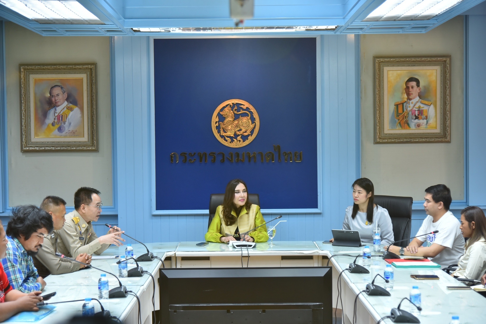 จบด้วยดี! "มนัญญา" ช่วยไกล่เกลี่ย ลูกหนี้สาวนักธุรกิจ จับมือตกลงใช้เงินก้อนสุดท้าย ด้านเจ้าหนี้ ยืนยันไม่ได้ปล่อยเงินกู้ และไม่มีเจตนาข่มขู่