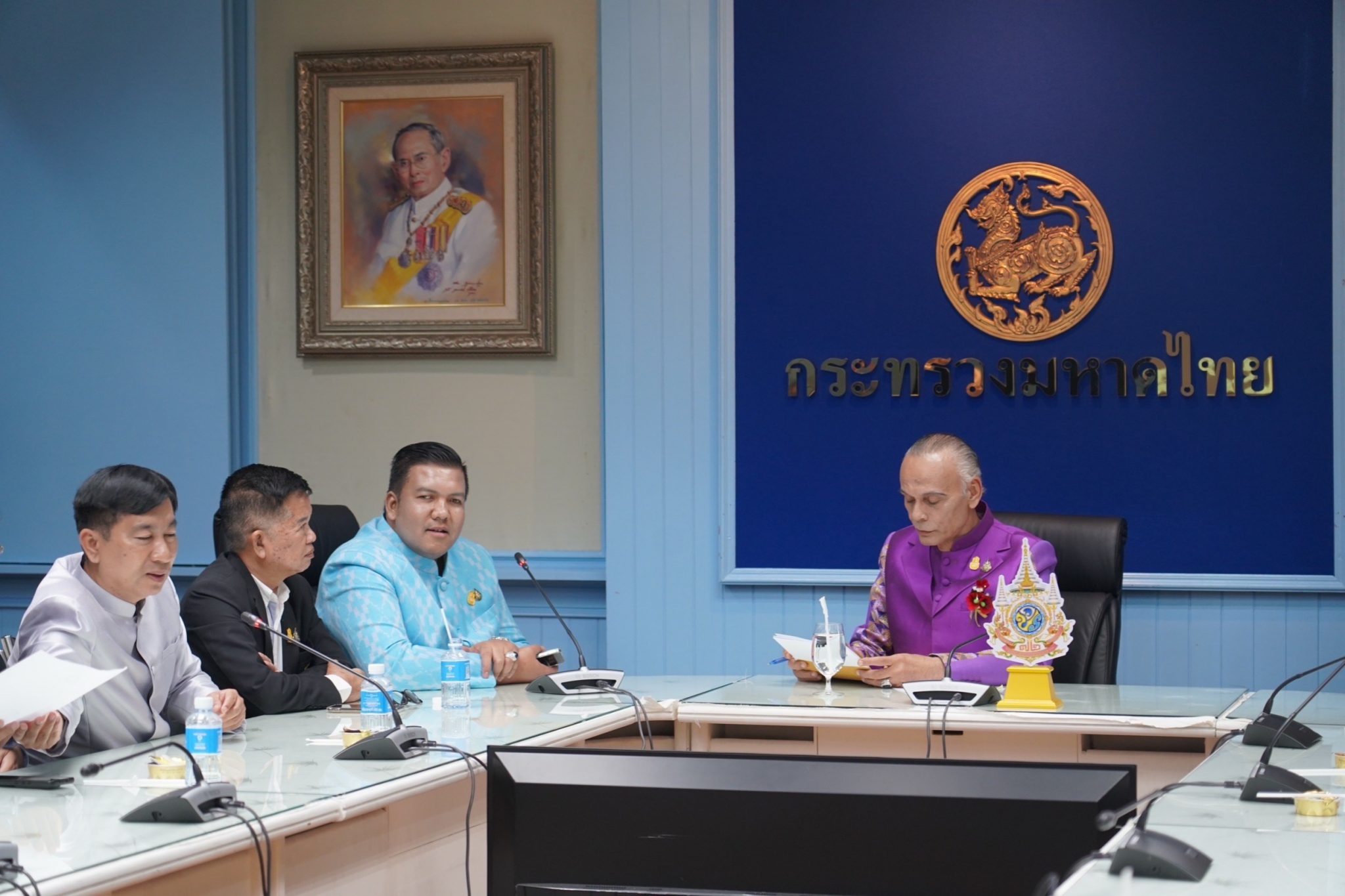 "ชาดา" รับฟัง กลุ่มกำนันผู้ใหญ่บ้าน จ.ชลบุรี ขอแก้หนี้นอกระบบ-ปราบผู้มีอิทธิพล-ยาเสพติด ยกโมเดล ชุมชนยั่งยืนเกาะสินไห บำบัดยาได้ 100% หากได้รับความร่วมมือประชาชน