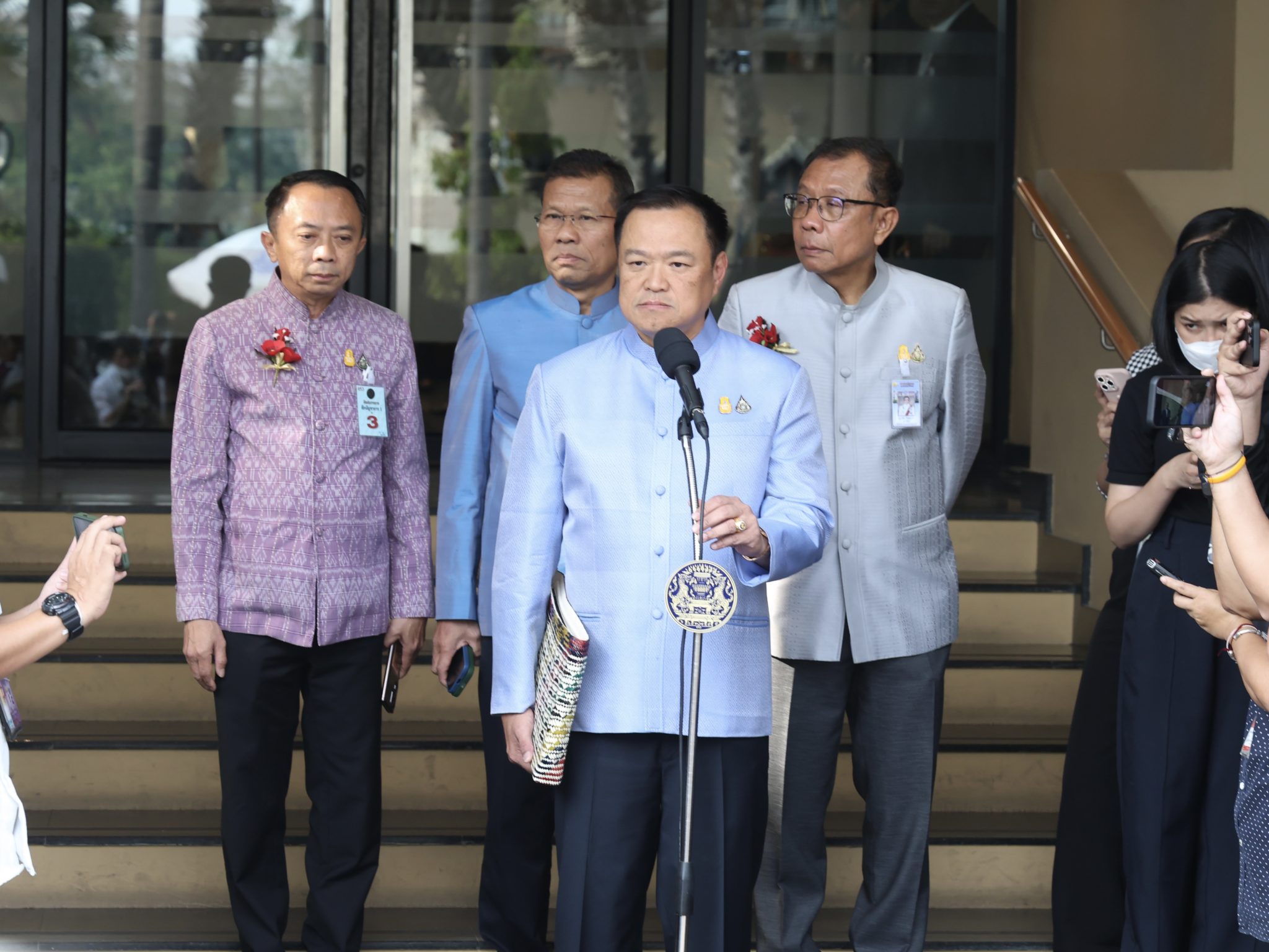 ไม่ได้ให้ความสนใจอยู่แล้ว ! “อนุทิน” ตอบชัด หลังถูกถาม มท.เคยโดน “พี่ศรี” เรียกทรัพย์หรือไม่