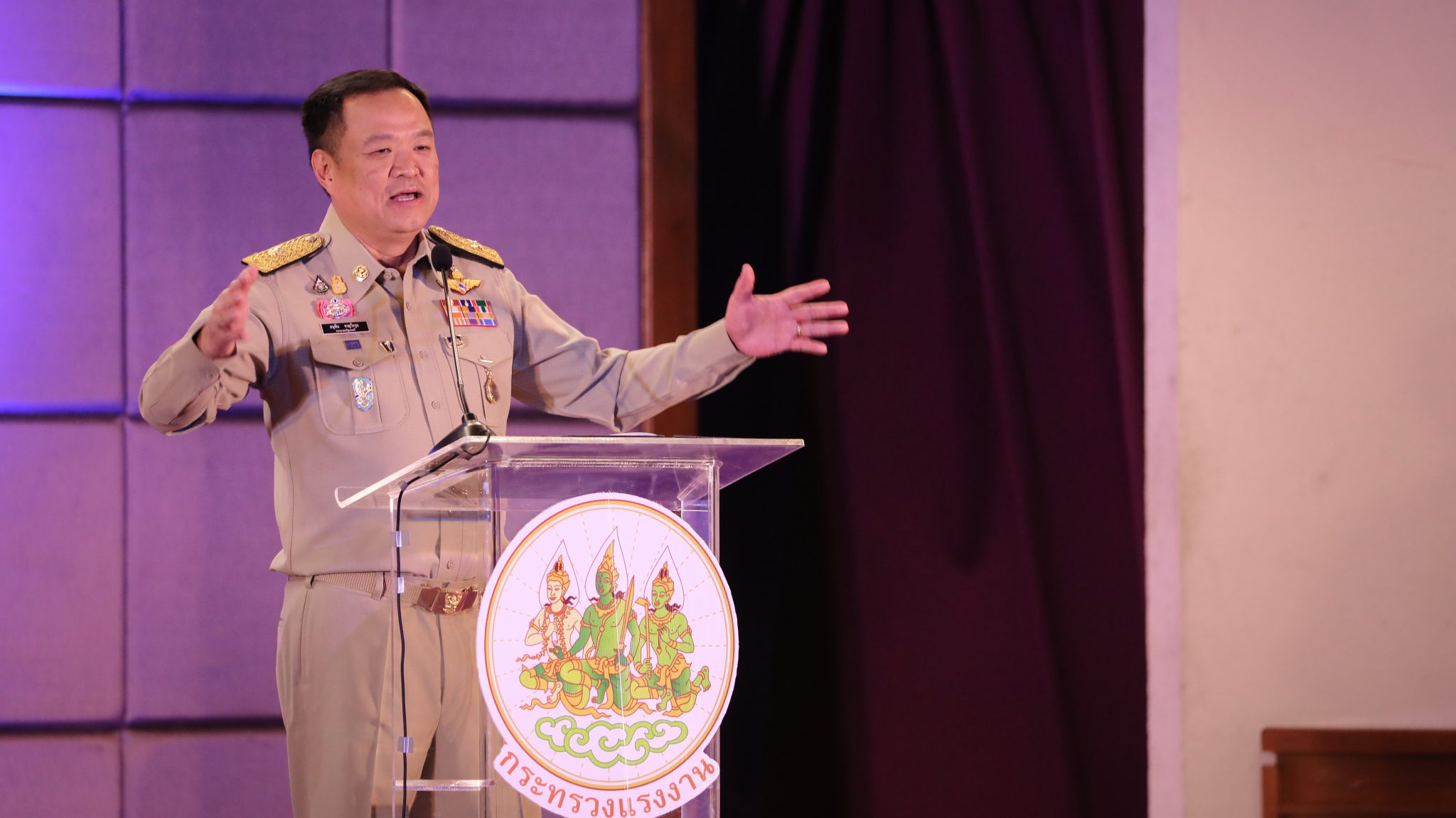 “อนุทิน” มอบนโยบายแรงงาน เน้นทักษะทันโลก หนุนสวัสดิการฟรีแลนซ์ เข้าใจนิวเจน