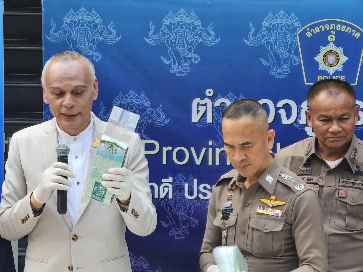 "ชาดา" ร่วมตำรวจภูธรภาค1 แถลงผลจับกุมเครือข่ายยาเสพติด โกดังกำแพงแสน ยึดยาบ้า 1.4 ล้านเม็ด กว่า 53 ล้านบาท เตือน ผู้กระทำความผิด "หนีไม่พ้นหรอก" หลังเปลี่ยนบรรจุภัณฑ์ ตบตาเจ้าหน้าที่ ขอประชาชนช่วยสอดส่อง ย้ำ "เกรงคนดี อย่ากลัวคนเลว"