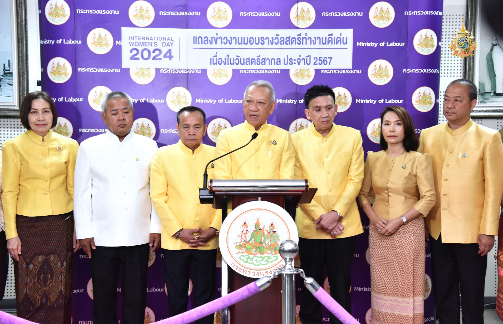 แรงงานสตรี เตรียม เฮ! “พิพัฒน์” รมว.แรงงาน จัดหนักฉลองวันสตรีสากล ดันสวัสดิการแรงงานสตรีร่วม 30 ล้านคน เพิ่มวันลาคลอดได้เงินเดือน ตรวจหามะเร็งเต้านม ปากมดลูก ฟรี ! ด้านกรมสวัสดิการฯ มอบรางวัลสตรีทำงานดีเด่น “แอนโทเนีย - น้องไบร์ท”