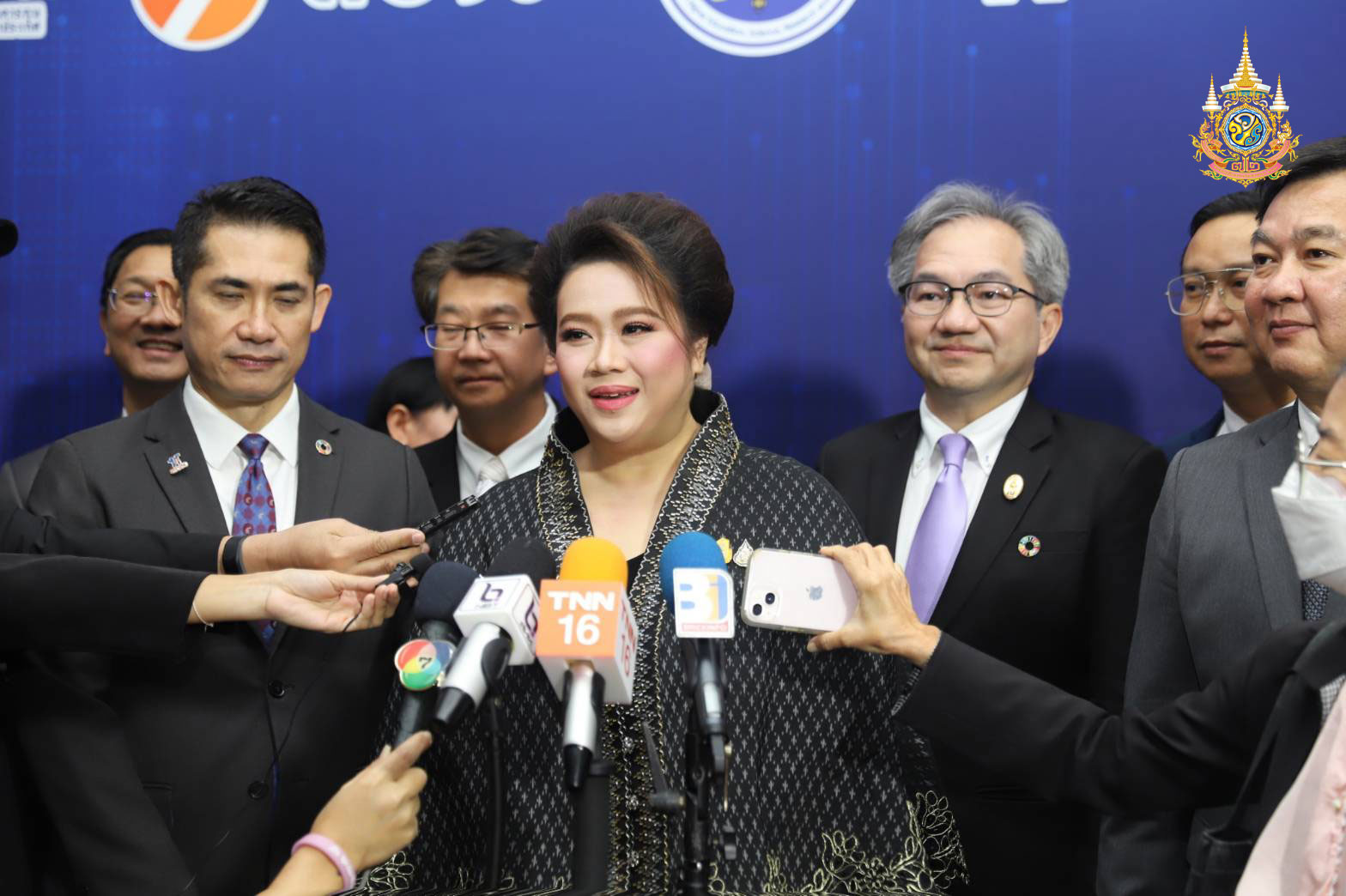 ทำทันที! “ศุภมาส” ประกาศเดินหน้าแผนพัฒนาระบบนิเวศยานยนต์ไฟฟ้าของประเทศทันที หลังนายกฯ มีคำสั่งแต่งตั้ง รมว.อว. เป็น ‘บอร์ดอีวี’ เร่งดำเนินการ 3 แผนงาน ‘พัฒนากำลังคน เพิ่มสัดส่วนการใช้รถ EV และหนุนงบวิจัย EV ทั้งระบบ’ มั่นใจนำไทยสู่ EV HUB ใหญ่ที่สุดในภูมิภาคเอเชียแปซิฟิก และมุ่งสู่เป้าหมายการผลิตยานยนต์ไม่ปล่อยมลพิษร้อยละ 30 ภายใน 5 ปี ตามนโยบายรัฐ