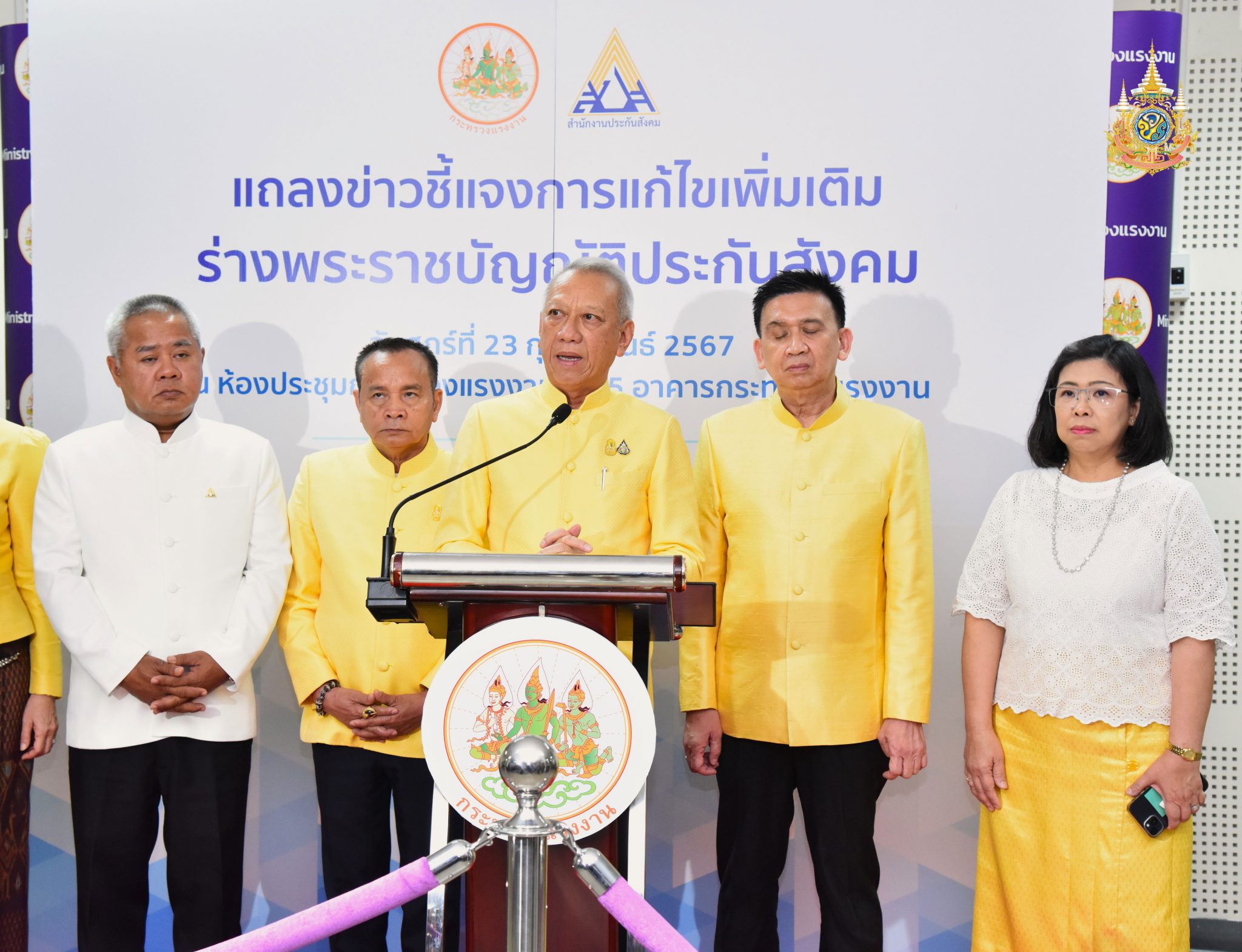 “พิพัฒน์” รมว.แรงงาน ยัน ขึ้นค่าจ้าง 400 บาท บางพื้นที่ บางสาขา เป็นของขวัญปีใหม่ไทย ขณะที่ คกก.ไตรภาคี ถกเคาะสูตร 27 ก.พ.นี้