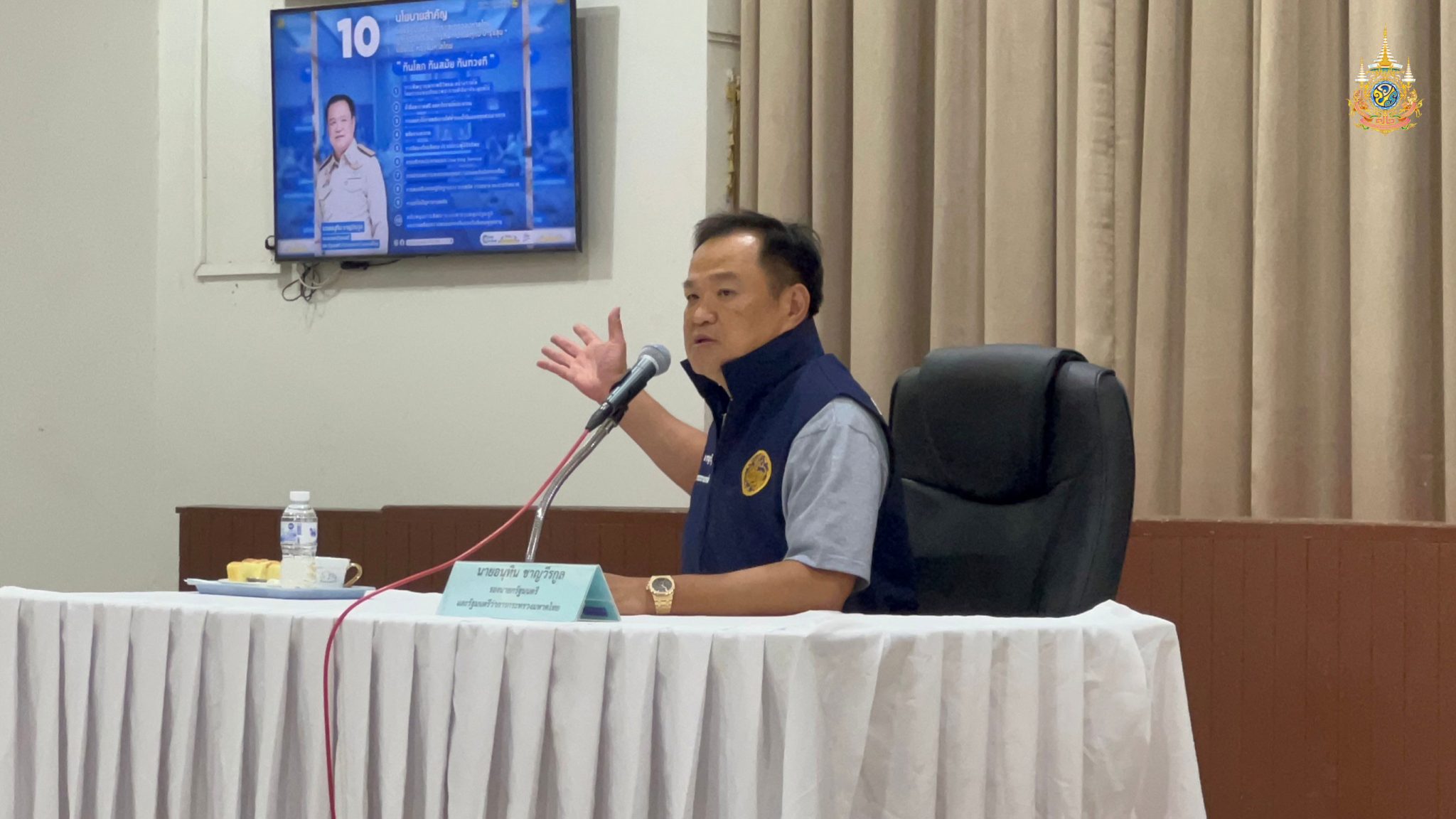 มท.1 ลงพื้นที่ตรวจเยี่ยมตลาดนัดแก้หนี้ พร้อมพบปะให้กำลังใจพี่น้องประชาชนที่ได้รับความเดือดร้อนจากปัญหาหนี้นอกระบบในพื้นที่อำเภอปากช่อง จังหวัดนครราชสีมา