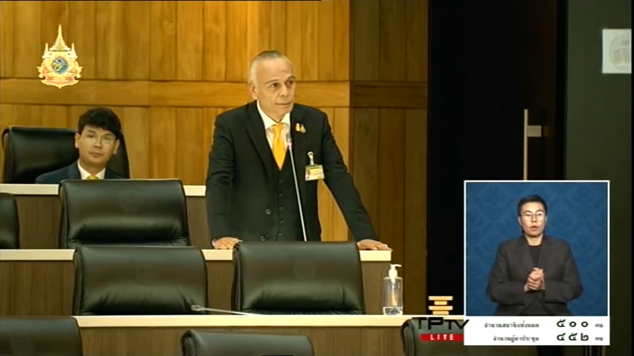 ญัตติป่วนขบวนเสด็จ เดือด ! ชาดา อัดยับ รังสิมันต์ โรม ฉายภาพขึ้นจอพร้อมข้อความ บิดเบือน เป็นการกระทำไม่สร้างสรรค์ เลวทราม มือถือสากปากถือศีล ลั่น มี “ขบวนการล้มเจ้า” มั่นใจคนไทยรอได้ ถ้ารับไม่ได้ไปอยู่ประเทศอื่น