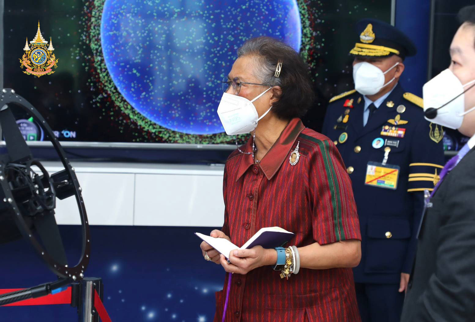 สมเด็จพระกนิษฐาธิราชเจ้า กรมสมเด็จพระเทพรัตนราชสุดา ฯ สยามบรมราชกุมารี เสด็จพระราชดำเนินทรงทอดพระเนตรศูนย์ประกอบและทดสอบดาวเทียมแห่งชาติและความพร้อมของดาวเทียมธีออสสองเอ ก่อนนำส่งขึ้นสู่อวกาศในช่วงกลางปี 2567 ณ สำนักงานพัฒนาเทคโนโลยีอวกาศและภูมิสารสนเทศ (องค์การมหาชน) ภายในพื้นที่อุทยานรังสรรค์นวัตกรรมอวกาศ อำเภอศรีราชา จังหวัดชลบุรี