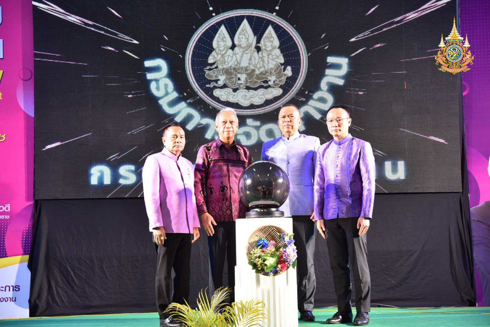 รมว.แรงงาน "พิพัฒน์" ลุยนครศรีฯ สร้างงานให้ชาวใต้มีอาชีพ นัดพบแรงงาน-นายจ้าง สร้างอาชีพ พาผู้ประกอบการนับ 50 บริษัท เสริมทักษะให้แรงงาน เพื่อให้มีรายได้ที่ยั่งยืน