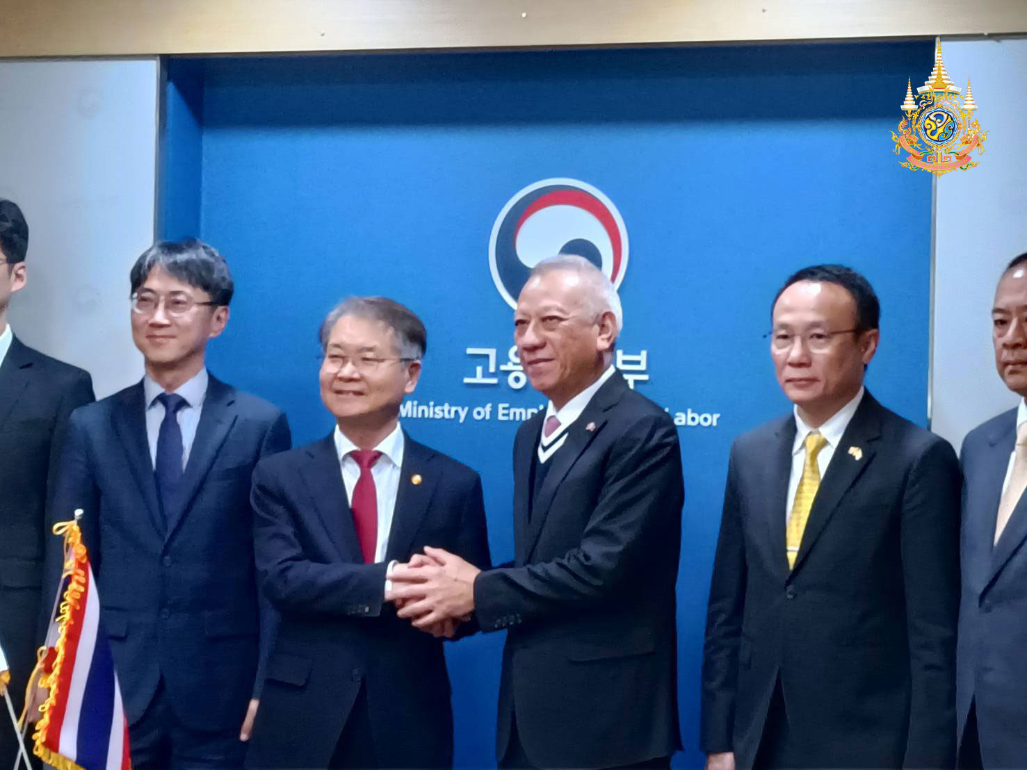 จบทริปเยือนเกาหลีใต้ ได้สวย ! "พิพัฒน์" หารือ รมว.แรงงานเกาหลี เพิ่มโควตารัฐจัดส่งแรงงานอีก 15% เปิดตลาดแรงงานเพิ่ม ภาคบริการ และท่องเที่ยว ทำงานในโรงแรม รีสอร์ท ร้านอาหาร โอกาสทองของ แรงงานเพศหญิง