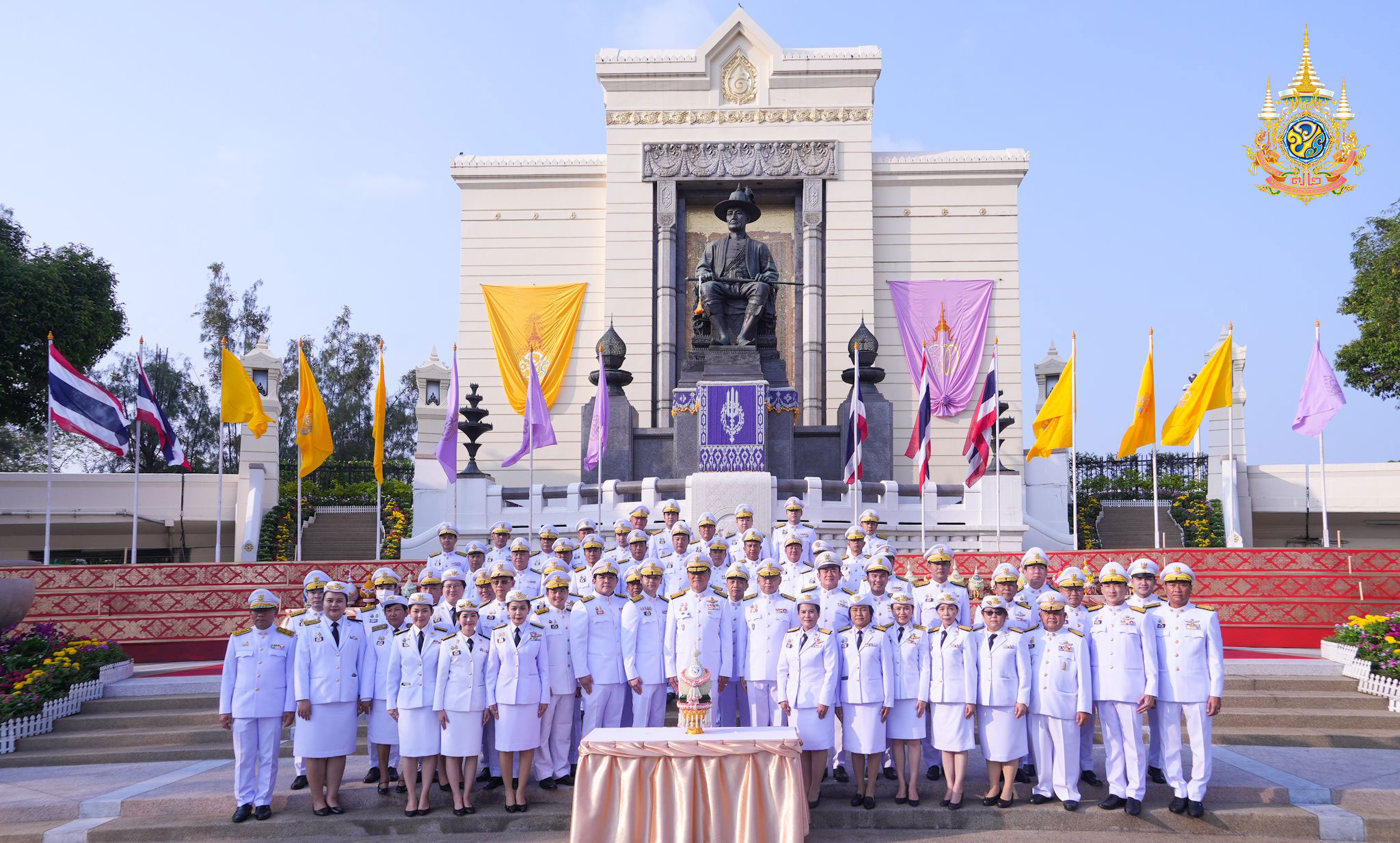 วางพานพุ่ม ถวายราชสักการะ เนื่องใน "วันจักรี"