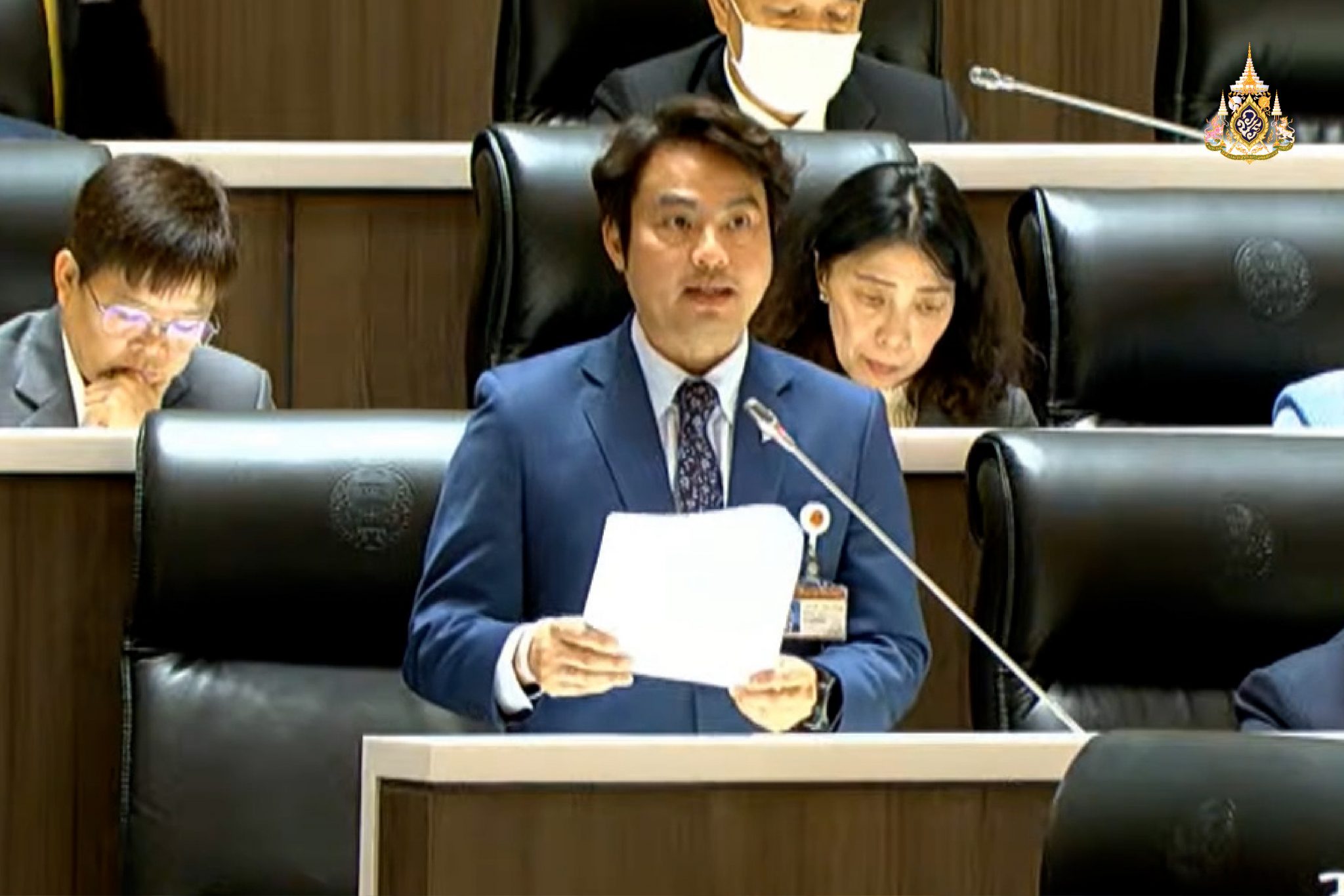 ใช้เสียงเกินกึ่งหนึ่งของผู้มีสิทธิ์เลือกตั้ง