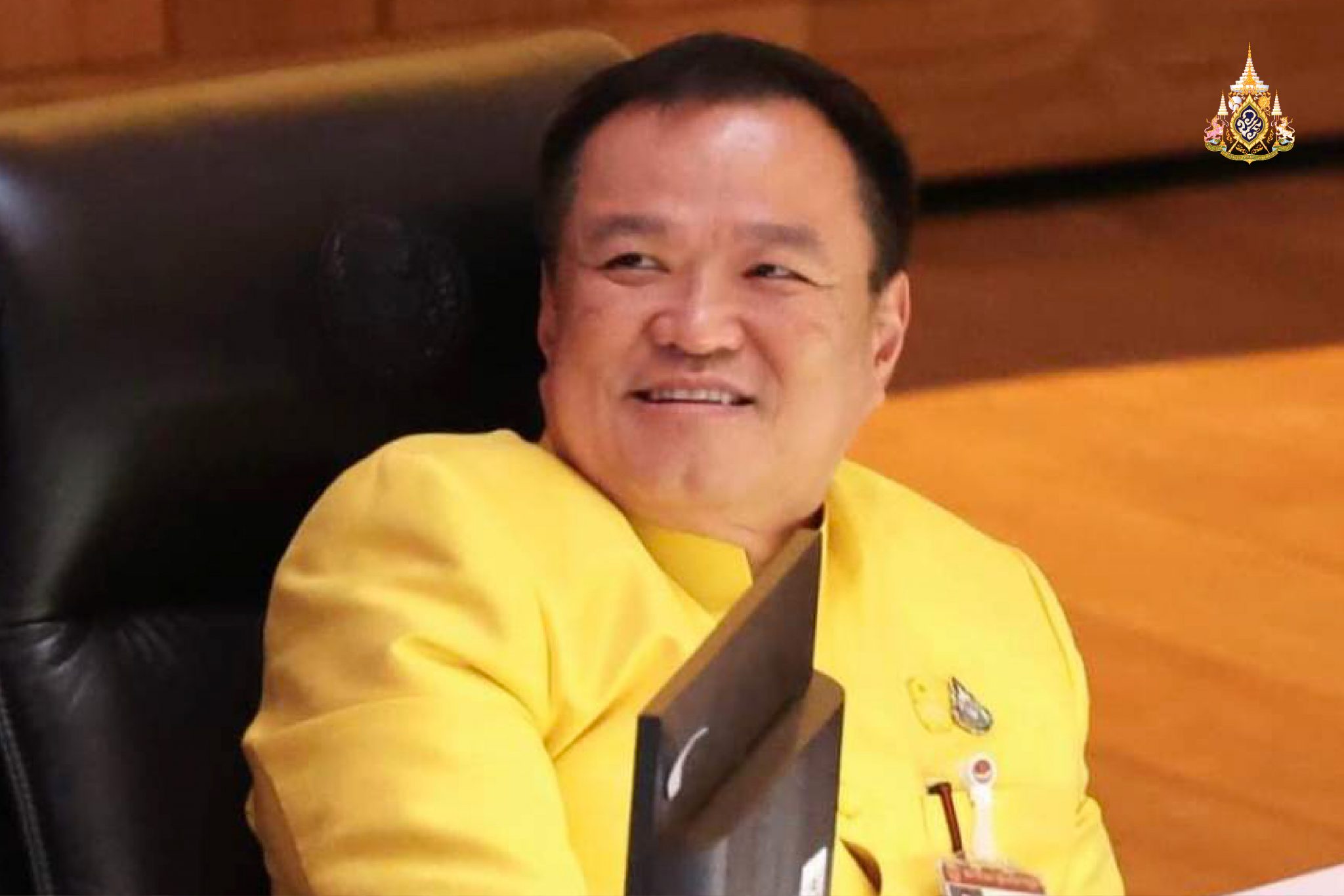 ใส่ผ้าไหม ‘สีเหลือง’ถกงบ แสดงความจงรักภักดี