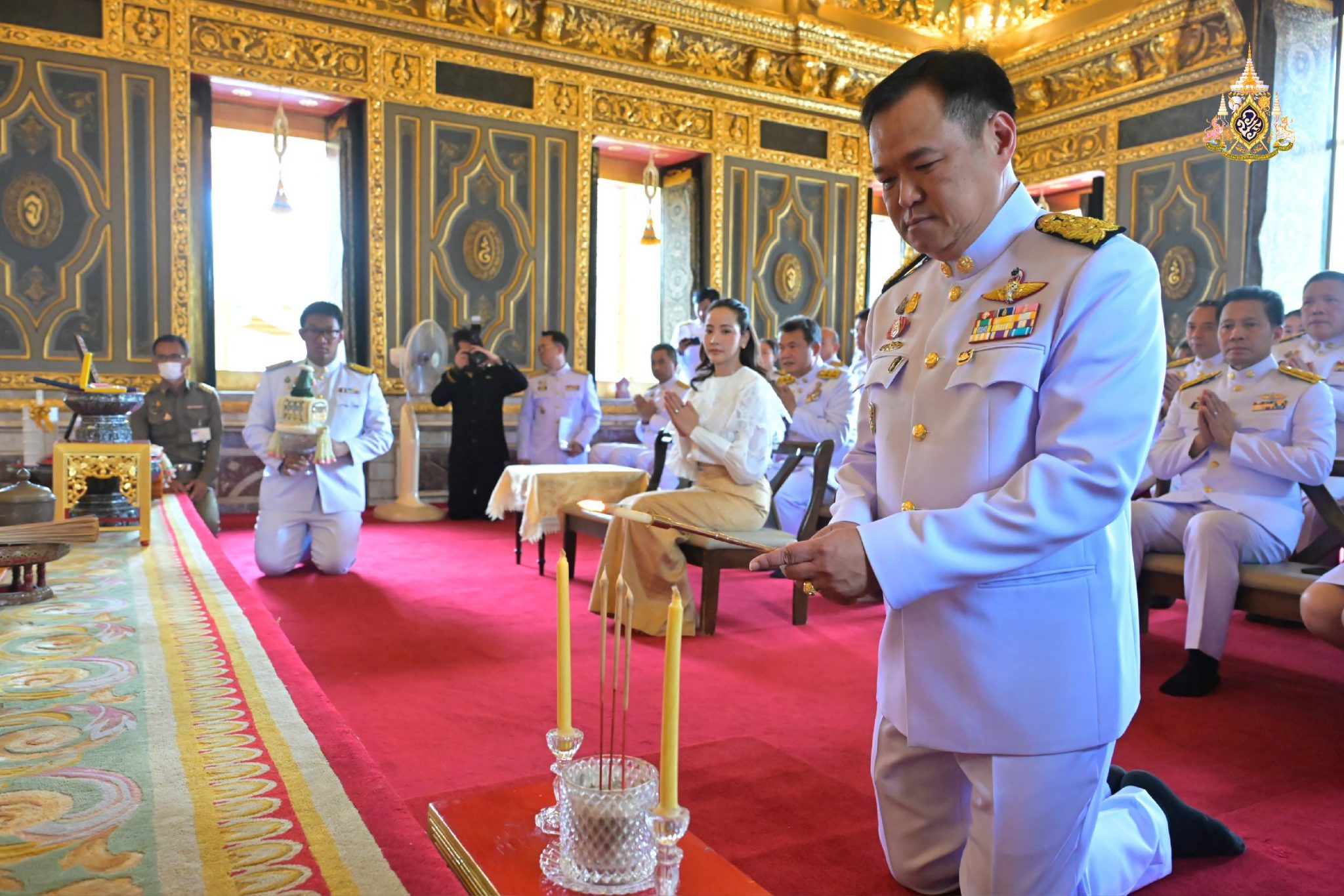 ประกอบพิธีเจริญพระพุทธมนต์