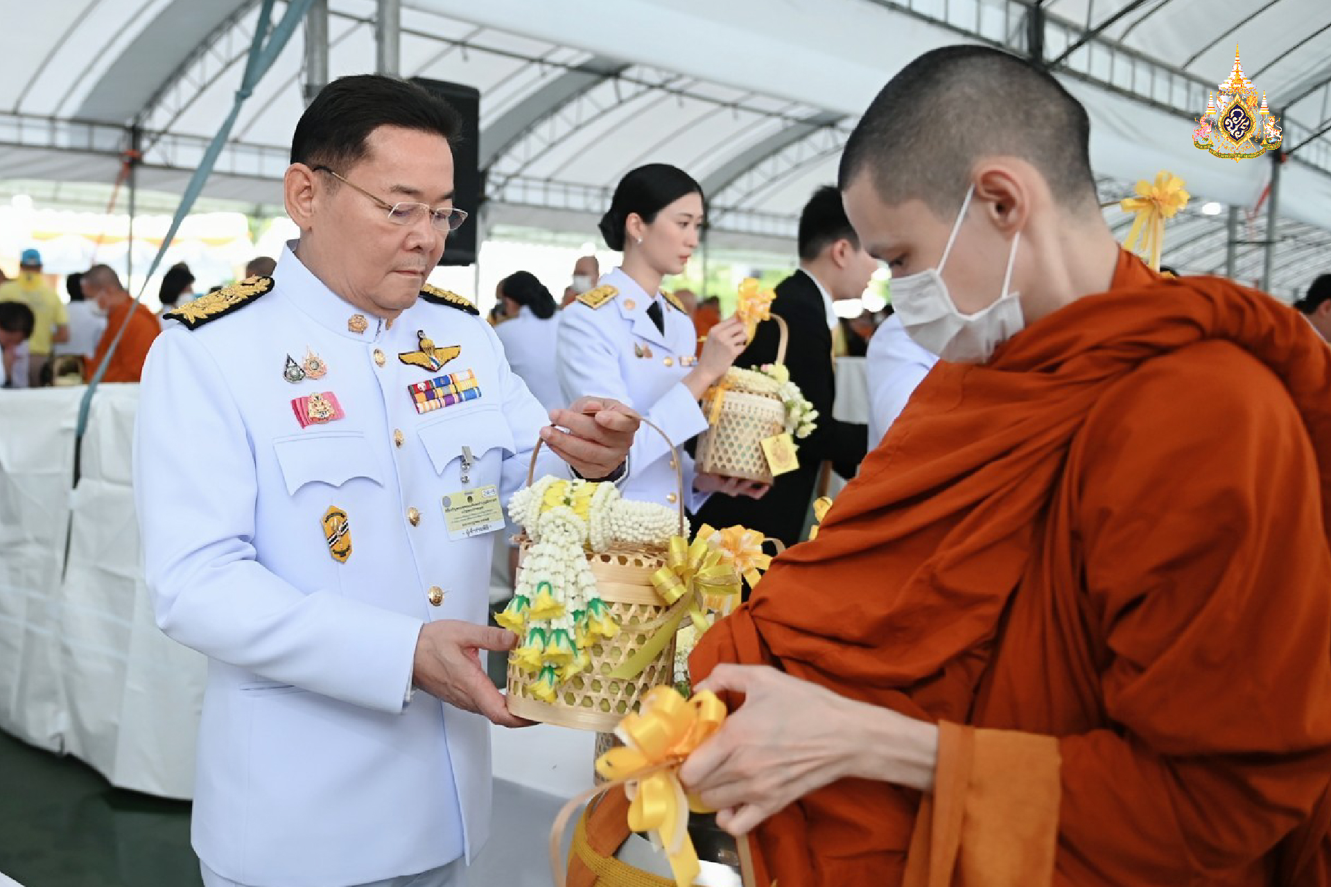 ร่วมพิธีเจริญพระพุทธมนต์ ทำบุญตักบาตรถวายพระราชกุศล