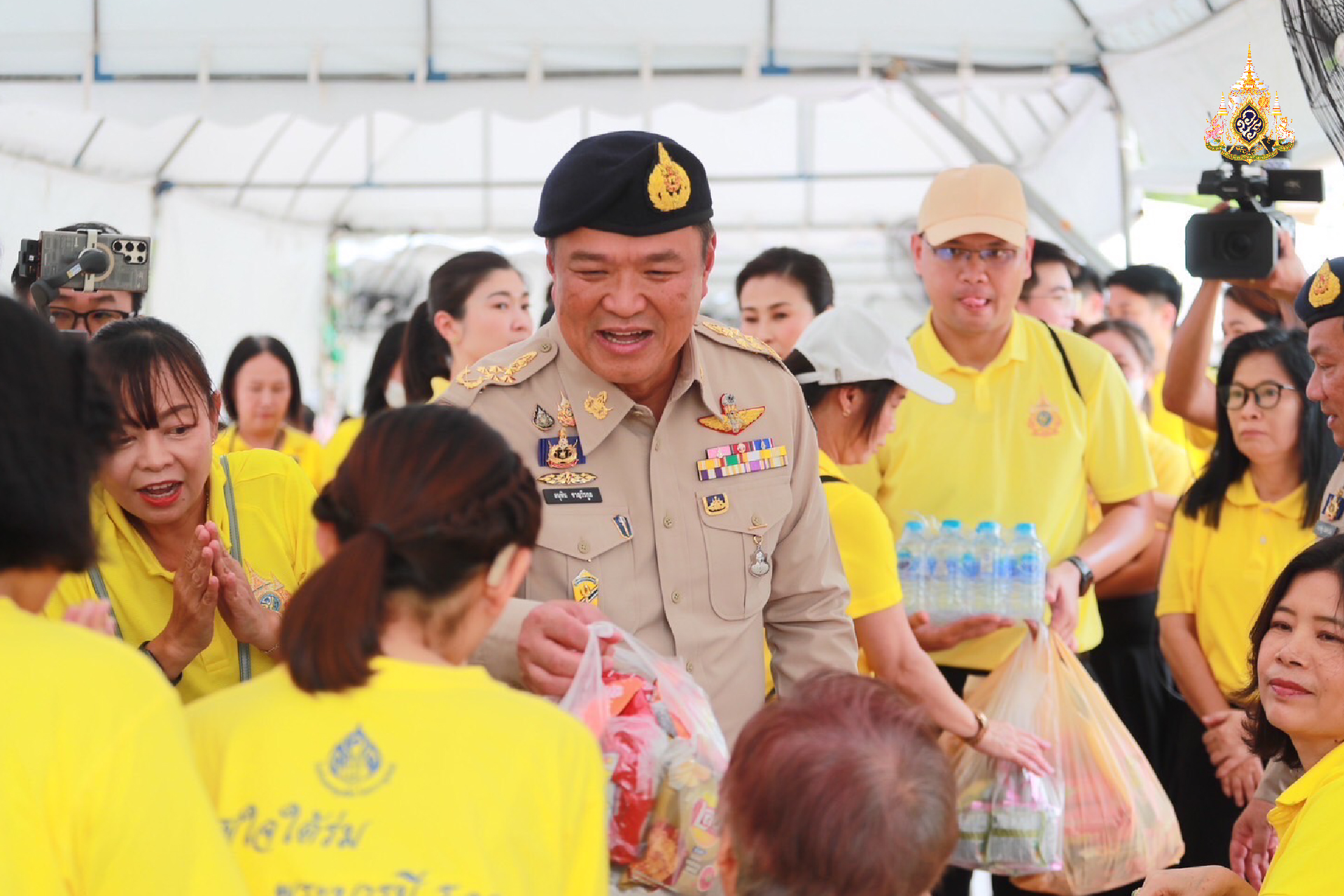 ให้กำลังใจ-อำนวยความสะดวกพี่น้องประชาชนที่มาร่วมรับเสด็จ