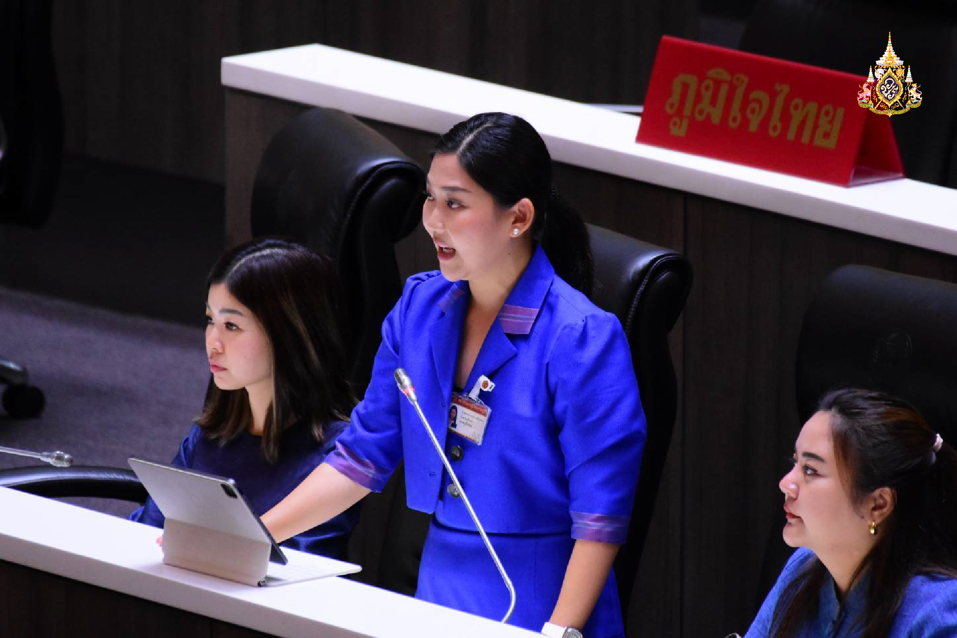 "ผกามาศ" หารือ ปัญหาถนน และการ ขาดแคลนน้ำอุปโภค เขต 3 จ.สุรินทร์