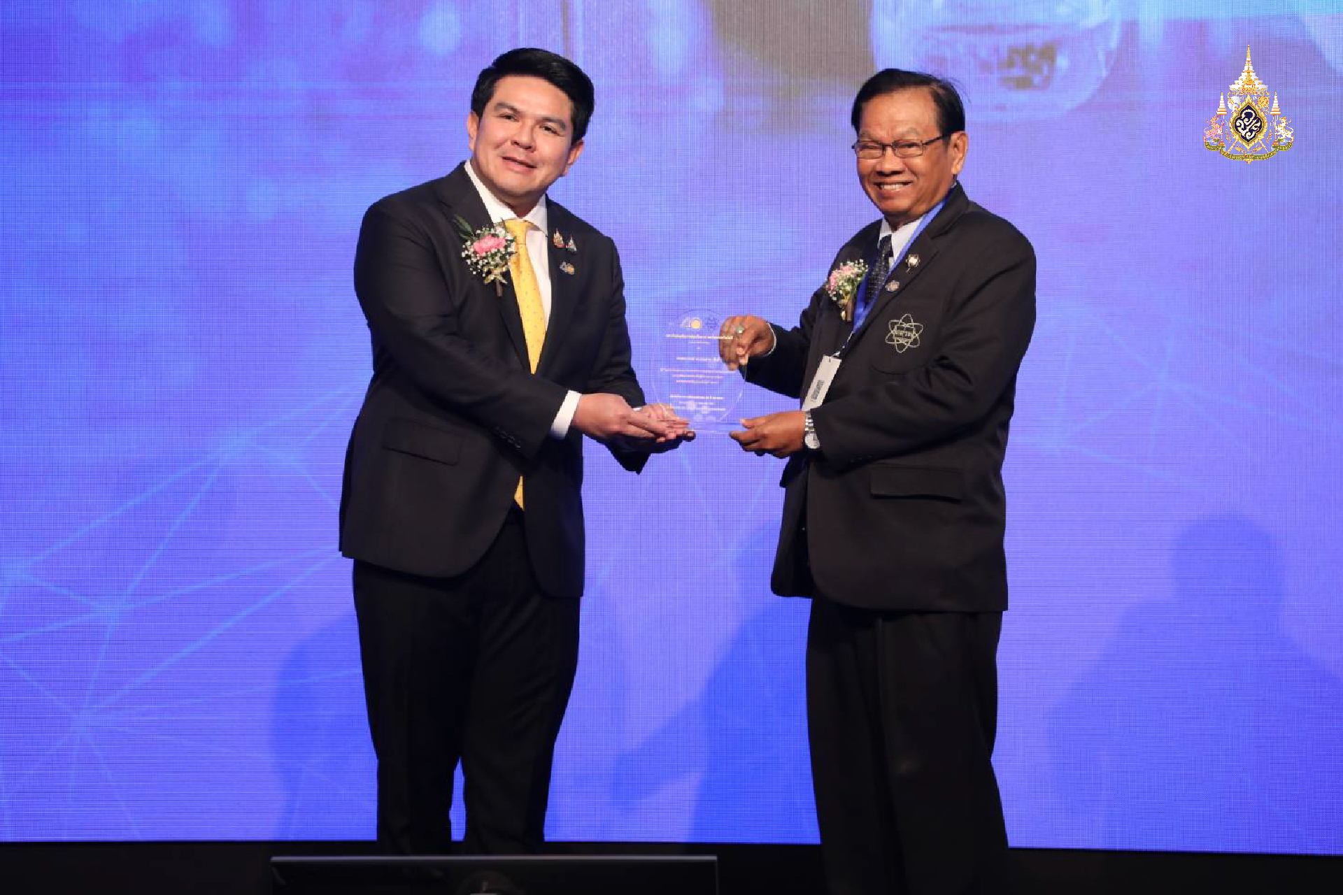 มอบ “โล่เกียรติคุณ - เสื้อ” แก่ผู้ทำคุณประโยชน์