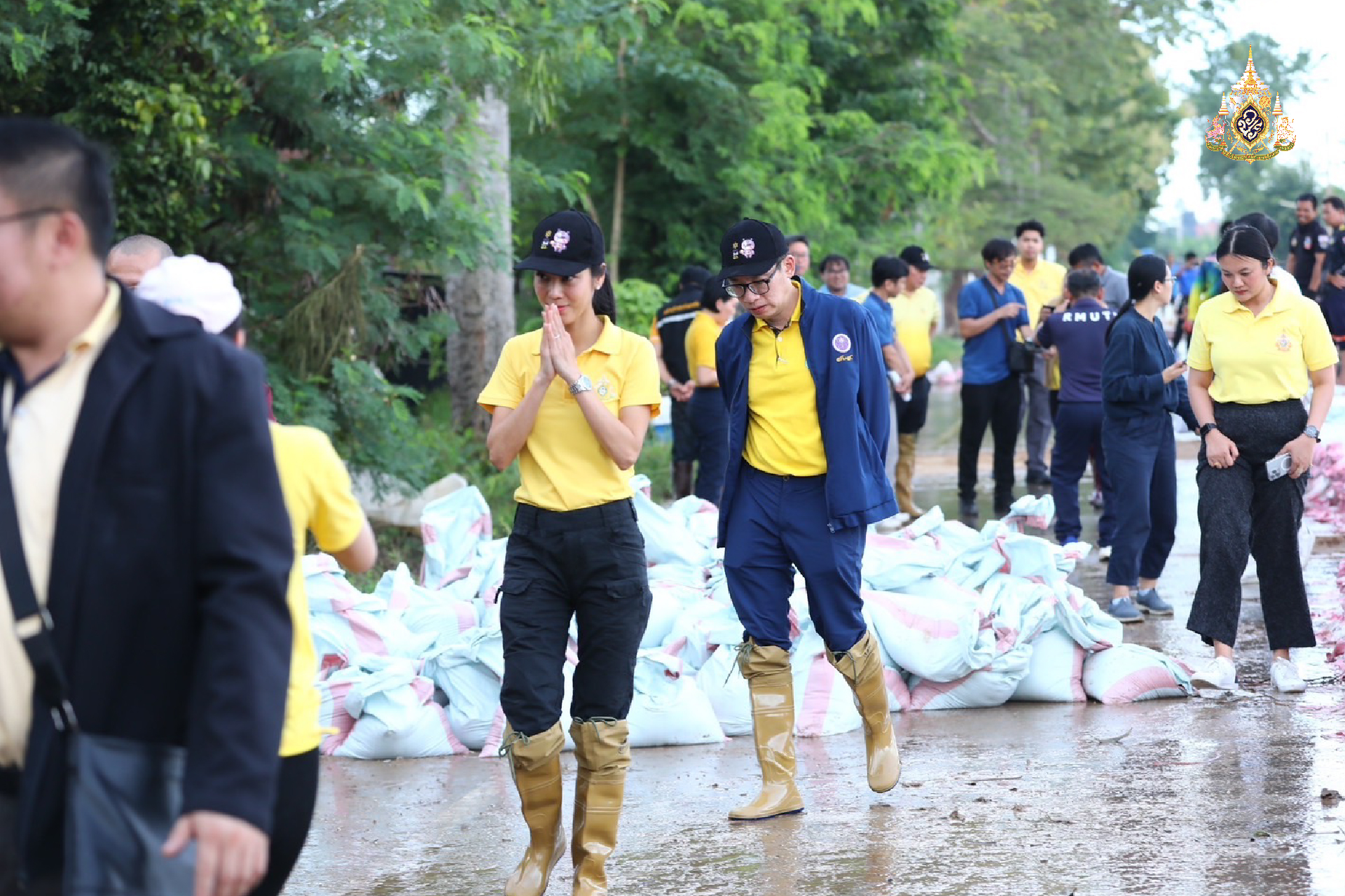 ลงพื้นที่ลุยช่วยน้ำท่วมสุโขทัย