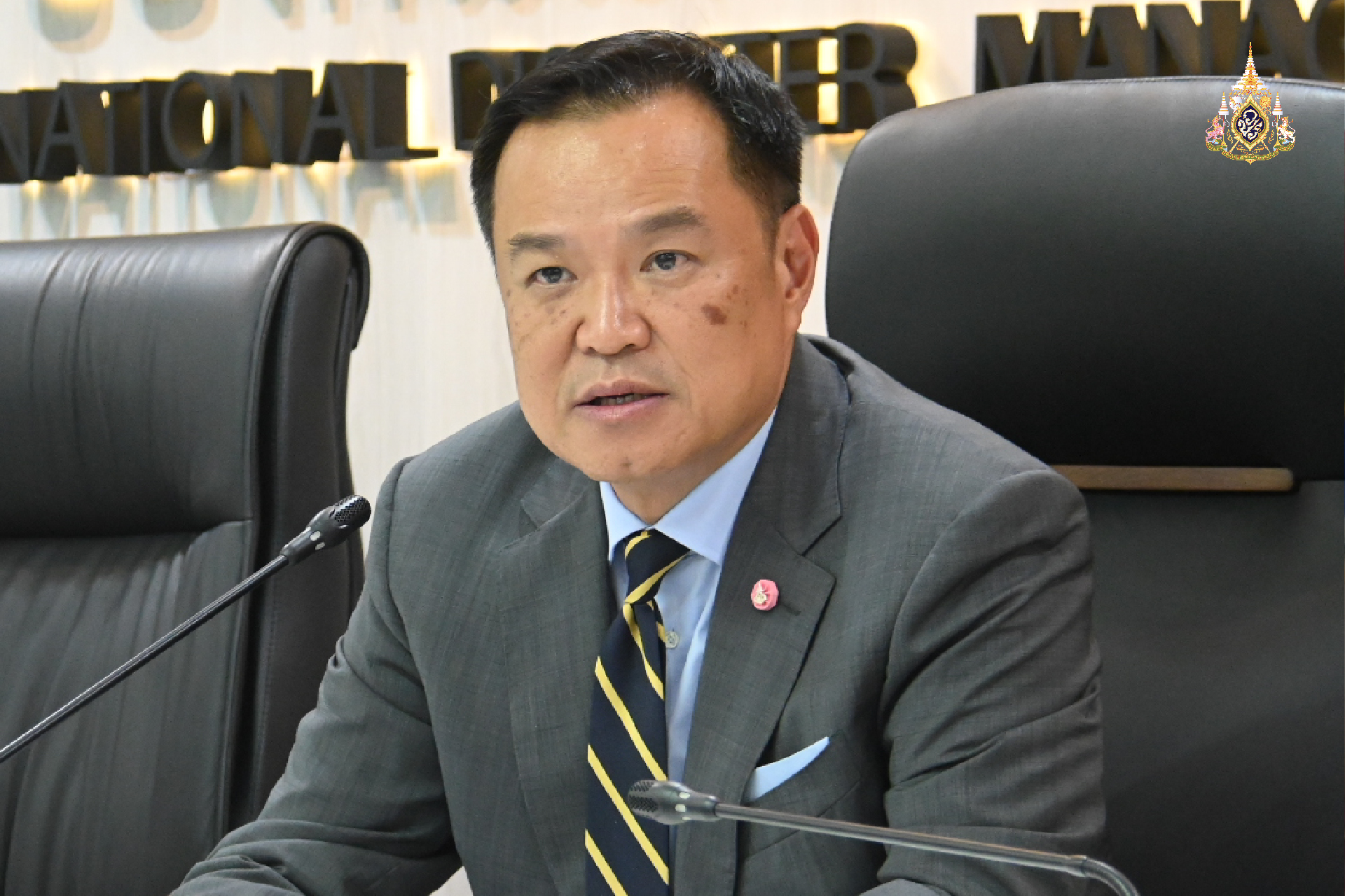 “อนุทิน” นั่งหัวโต๊ะประชุมติดตามการช่วยเหลือประชาชนประสบอุทกภัย 2 จังหวัดภาคเหนือ เชียงราย-เชียงใหม่ ย้ำสถานการณ์น้ำรุนแรง เร่งเข้าช่วยเหลือรวดเร็ว