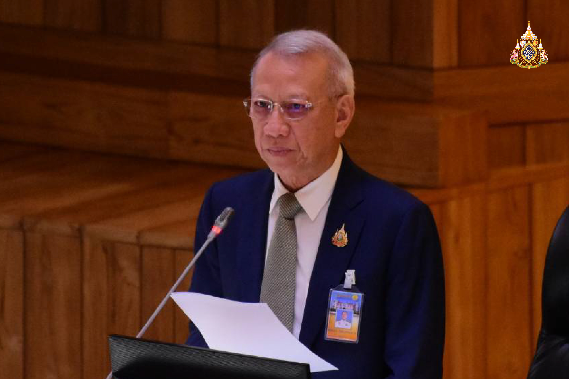 "พิพัฒน์" แจงกระทู้สด ก.แรงงาน ด้าน "ผกามาศ" แนะรัฐหามาตรการป้องกันด่วน